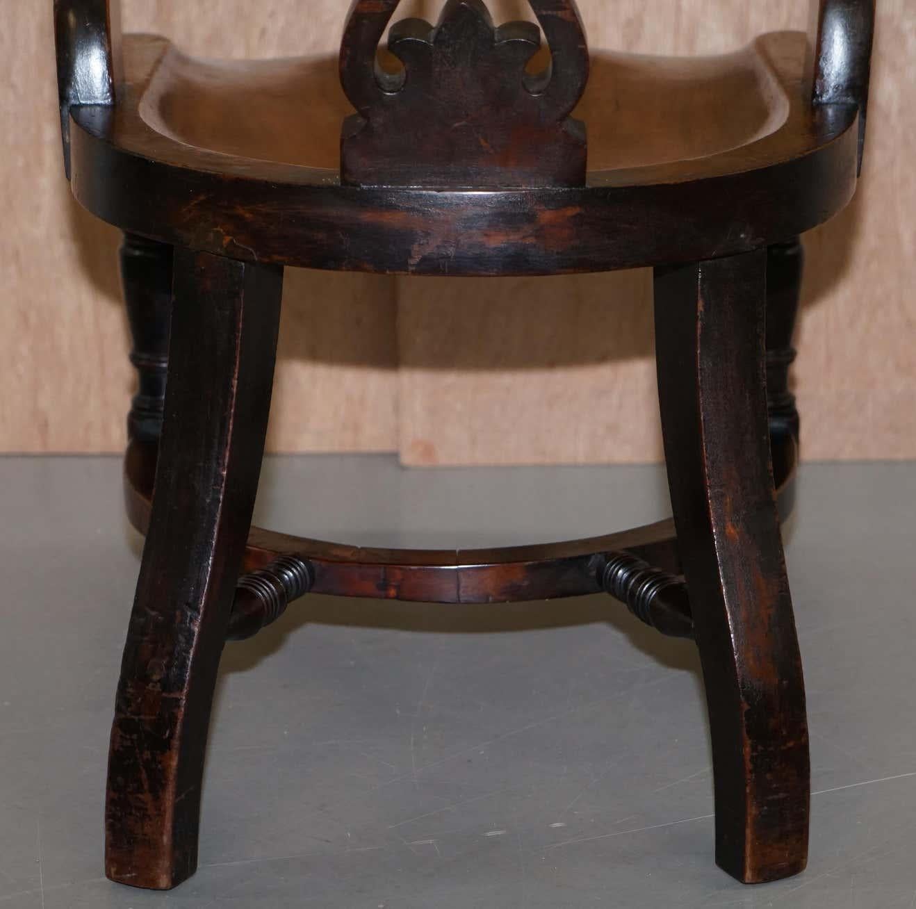 Très rares chaises de capitaine victoriennes d'Eton College en noyer sculpté avec EC à l'arrière en vente 10
