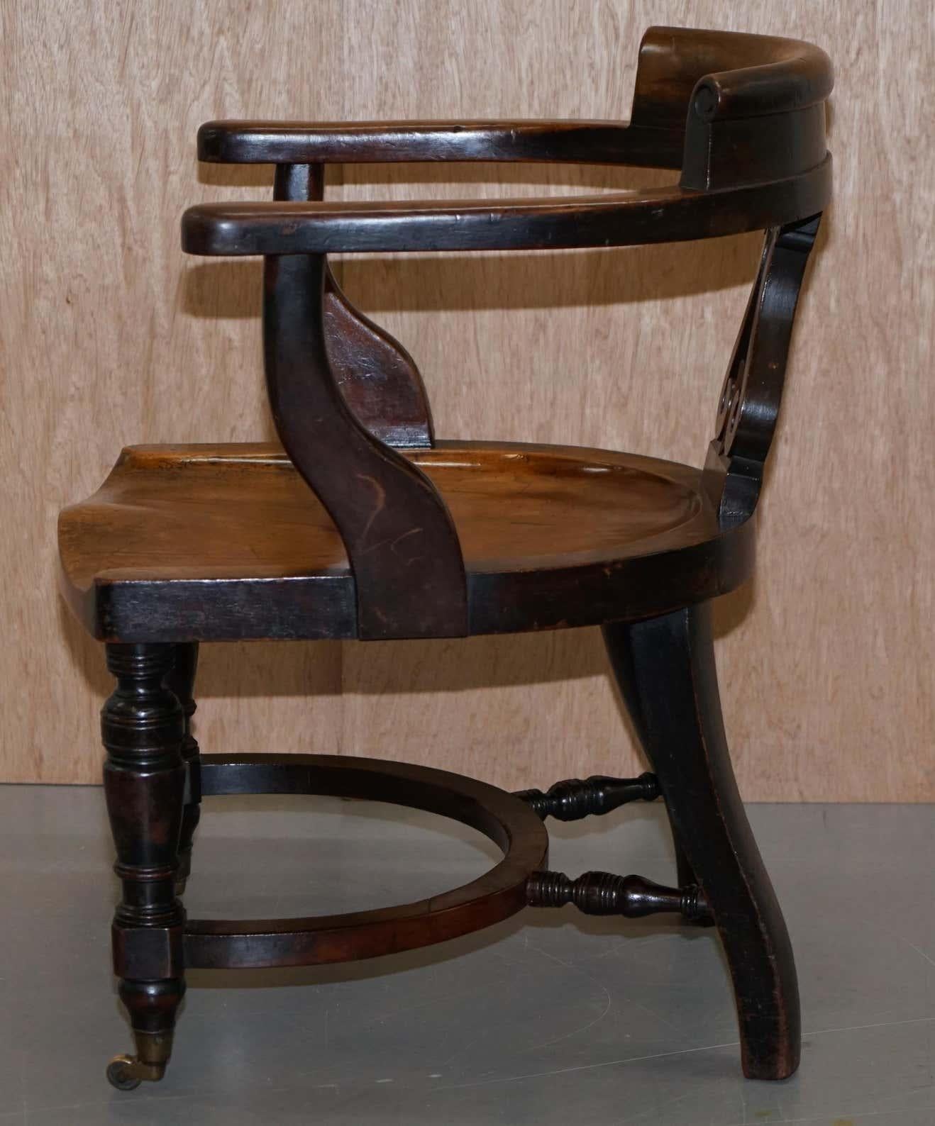 Très rares chaises de capitaine victoriennes d'Eton College en noyer sculpté avec EC à l'arrière en vente 11