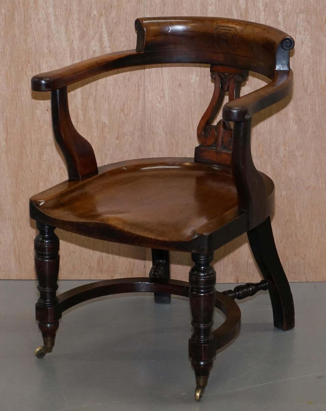Apogée victorien Très rares chaises de capitaine victoriennes d'Eton College en noyer sculpté avec EC à l'arrière en vente