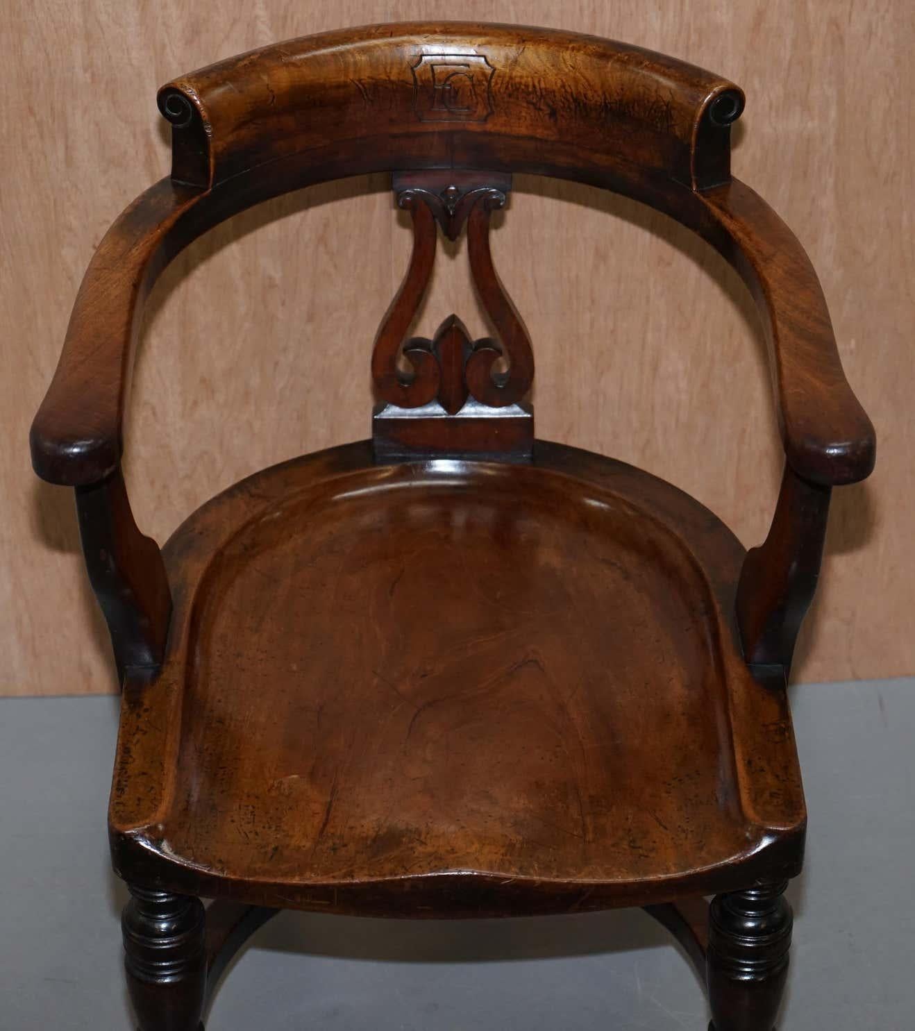 Anglais Très rares chaises de capitaine victoriennes d'Eton College en noyer sculpté avec EC à l'arrière en vente