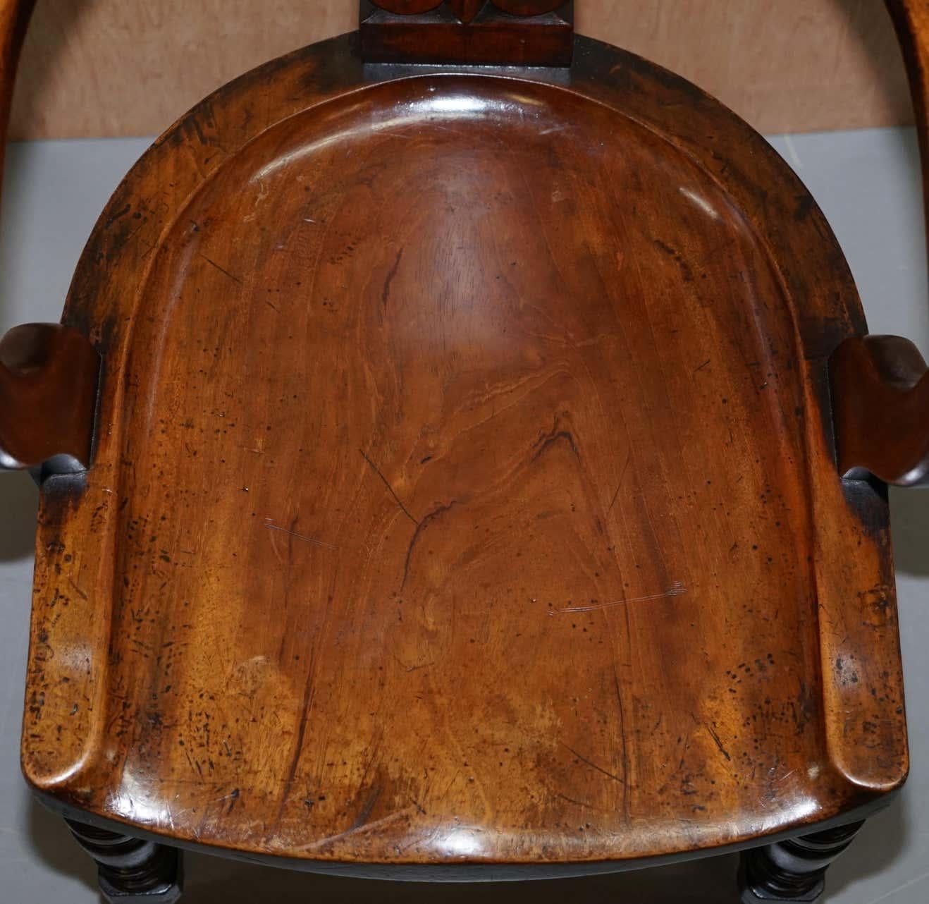 Très rares chaises de capitaine victoriennes d'Eton College en noyer sculpté avec EC à l'arrière en vente 2