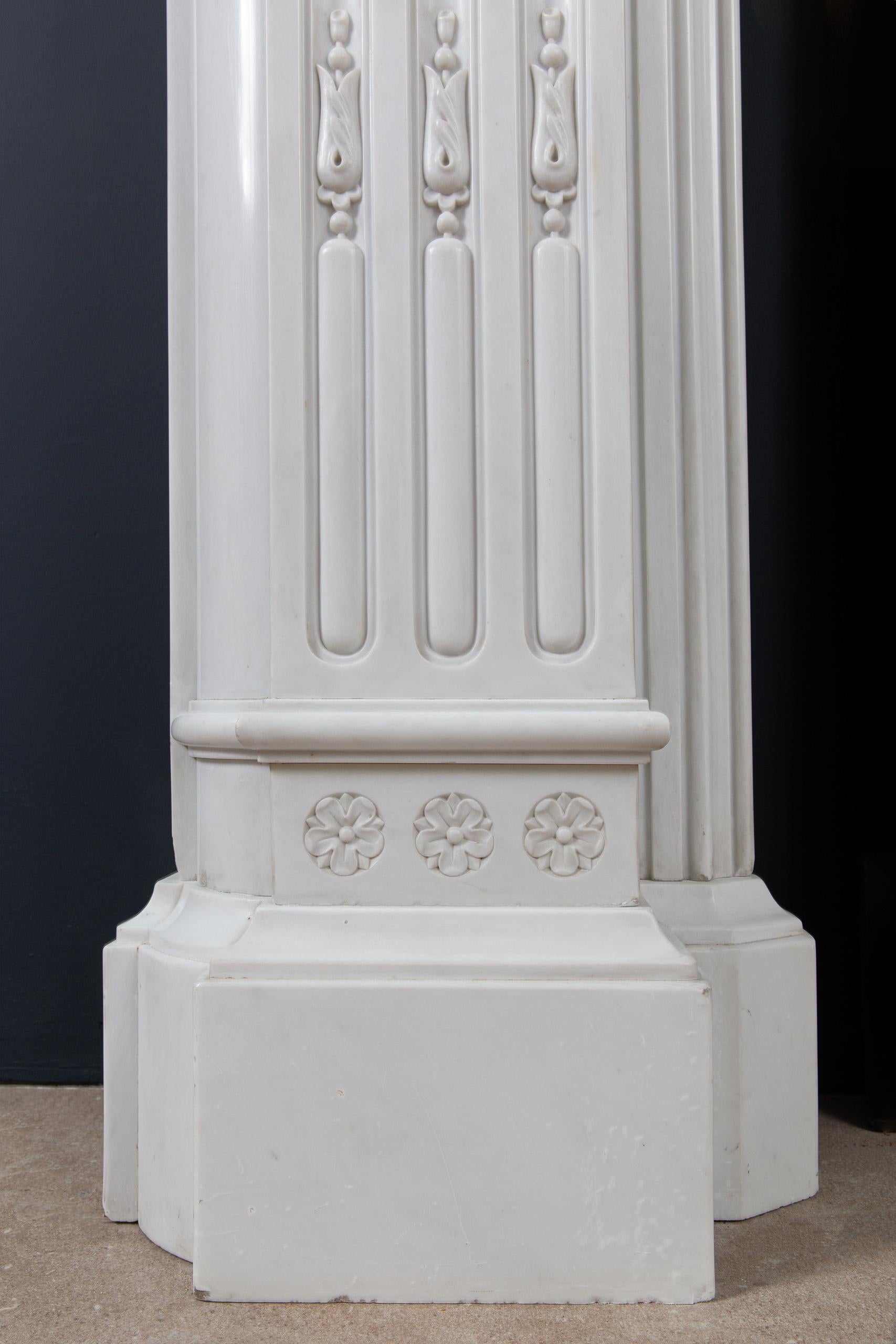 Very Rare Exceptional Statuary Clear White Marble Antique Fireplace Surround In Good Condition For Sale In Oostvoorne, NL
