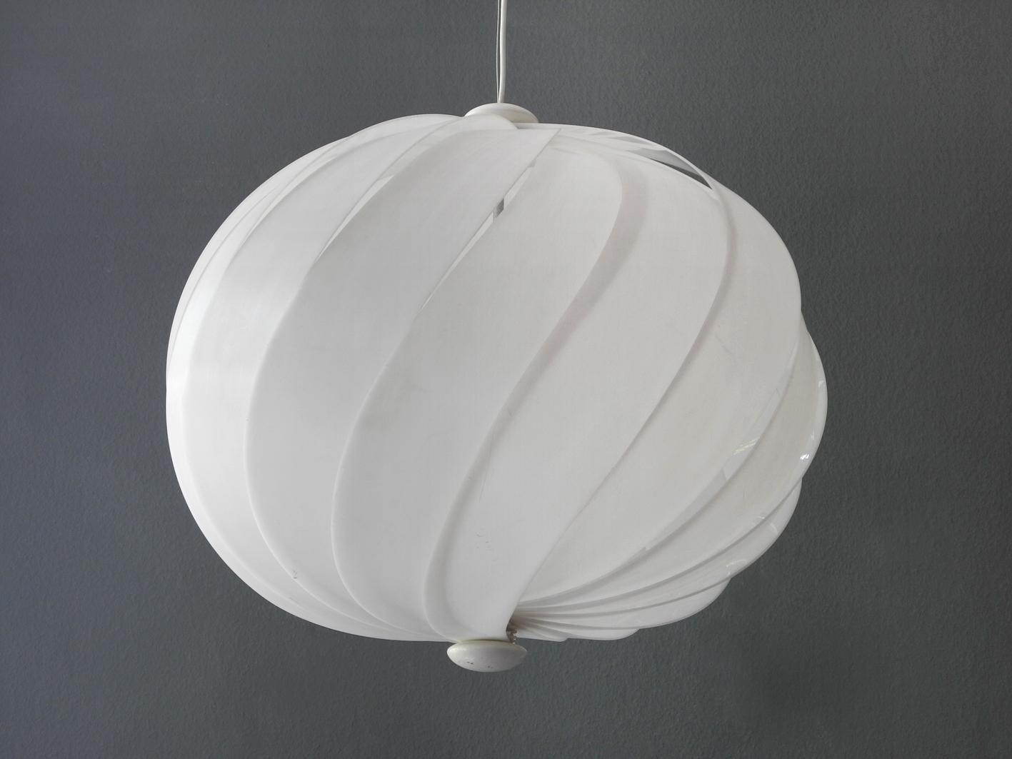 Very rare huge Italian Pop Art Space Age 1960s lamella pendant lamp. The lamp is made entirely made of heavy flexible plastic. Very nice abstract design for fantastically beautiful glare-free pleasant light. Cable and suspension wire renewed due to