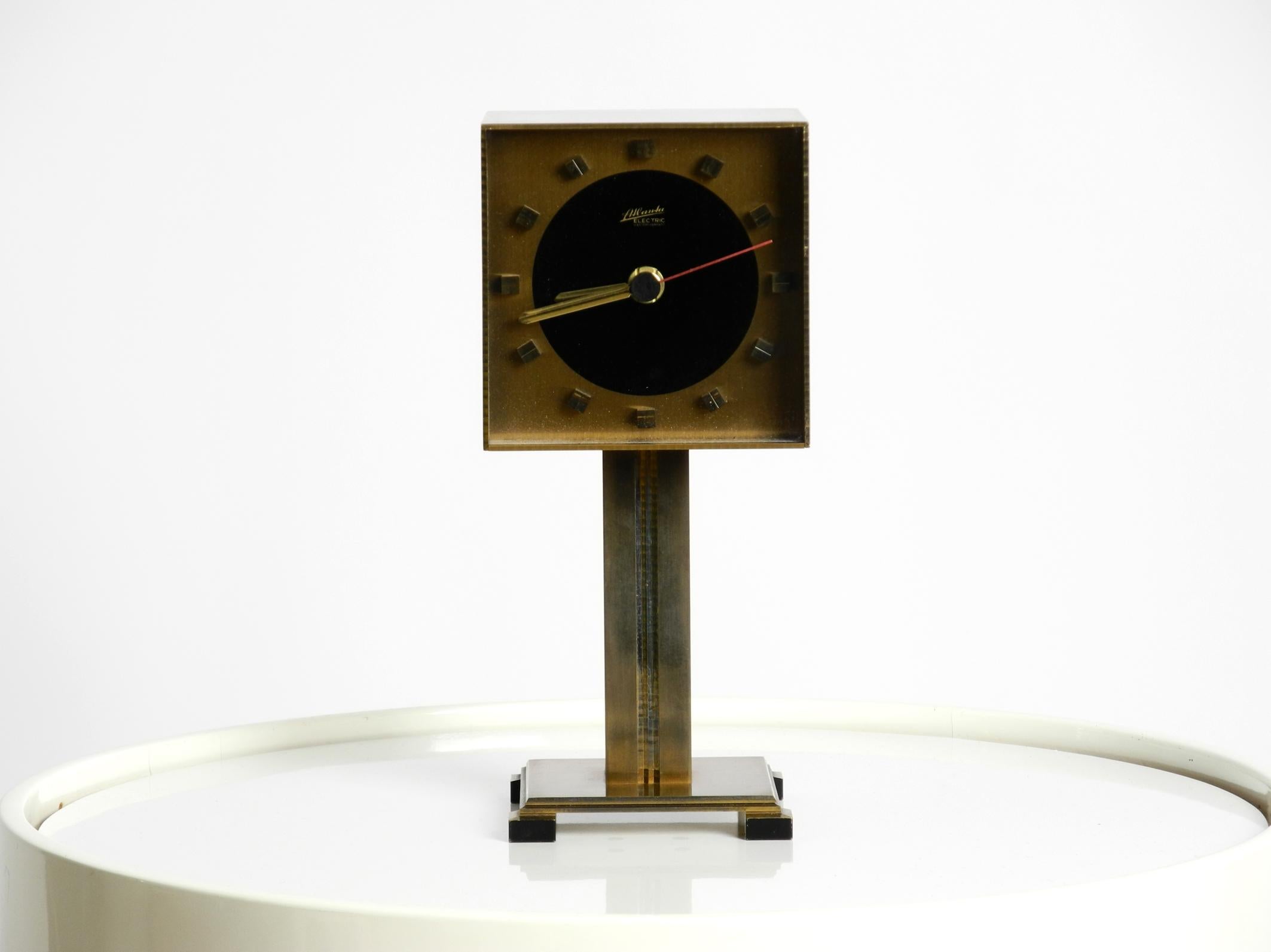 Beautiful and very rare 1960s Atlanta Electric table clock. Made in Germany.
All in brass and in Space Age design.
Very good, clean and well-kept condition with no damage to the entire clock.
No bumps or dents. Not oxidized. Nice light patina.
With