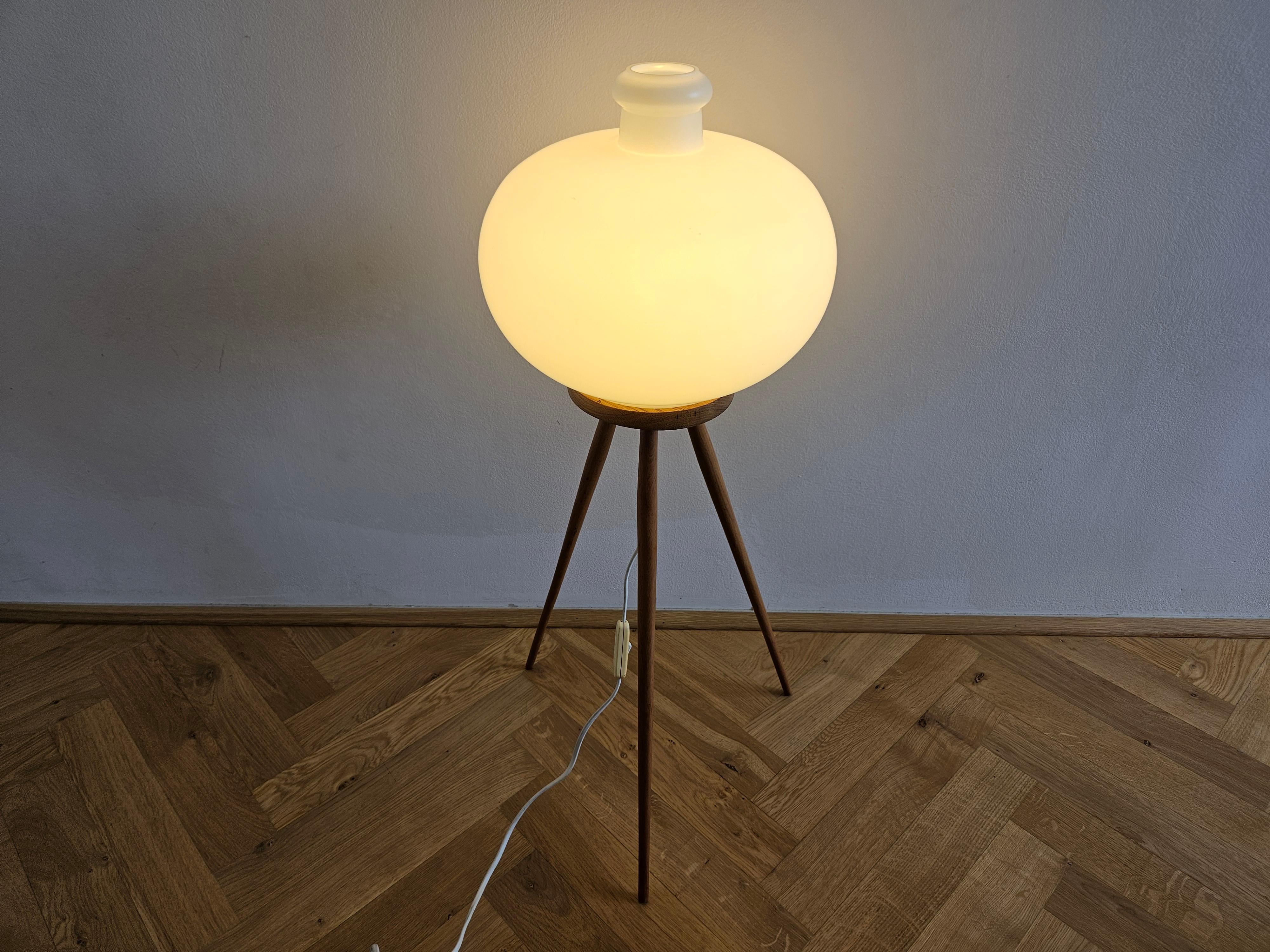 Très rare lampe tripode du milieu du siècle dernier ULUV, années 1960 en vente 3