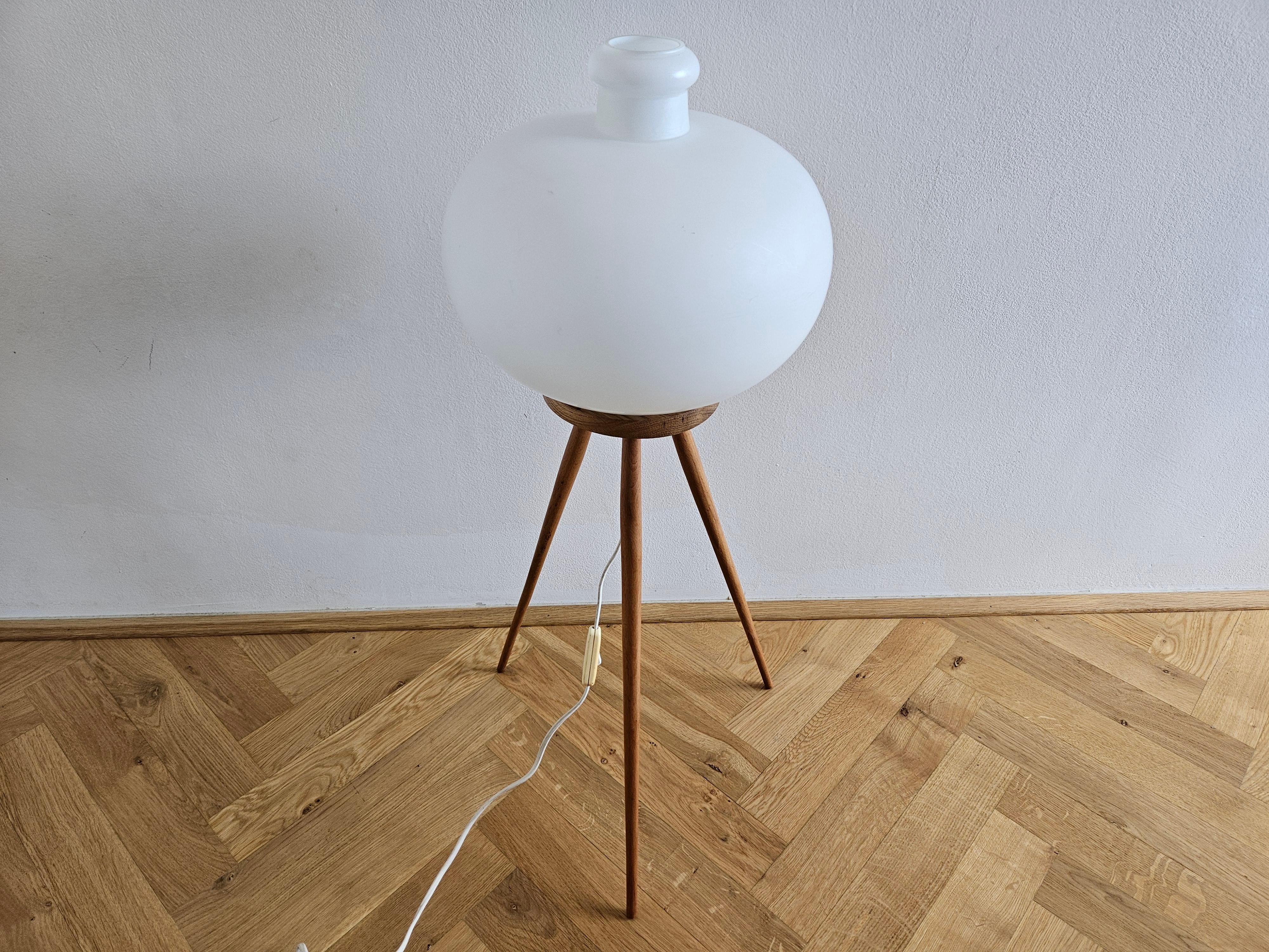 Très rare lampe tripode du milieu du siècle dernier ULUV, années 1960 en vente 4