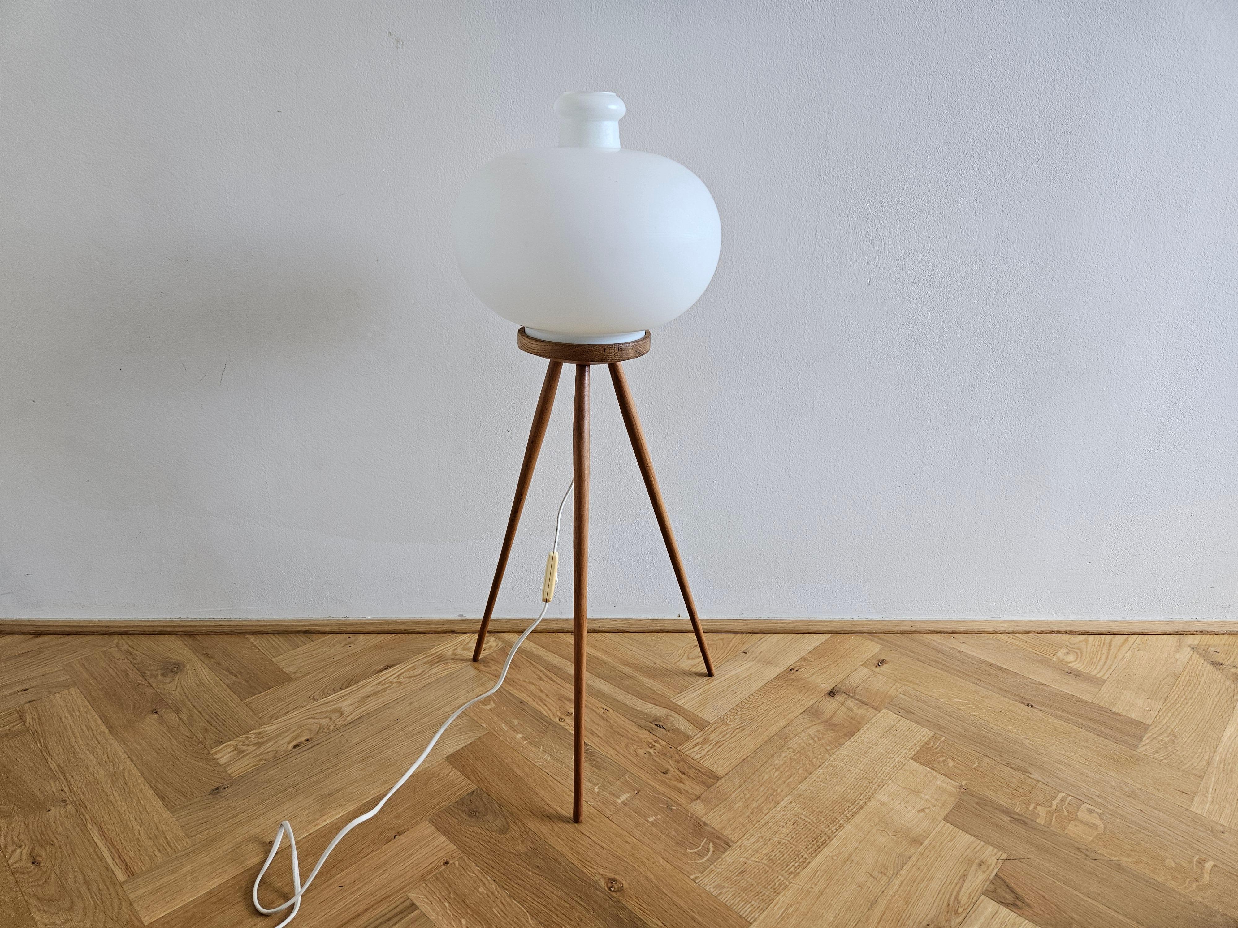 Très rare lampe tripode du milieu du siècle dernier ULUV, années 1960 en vente 5