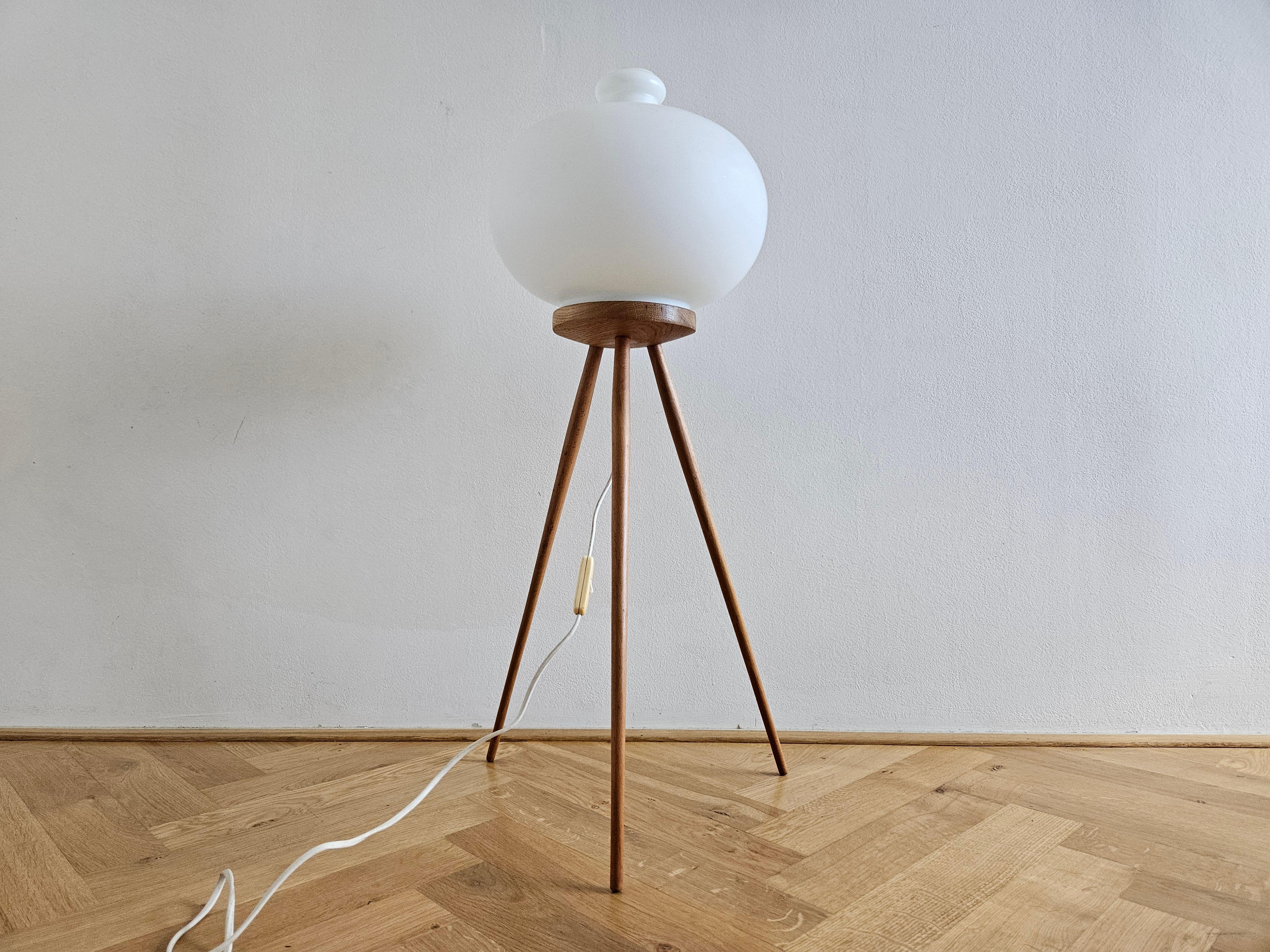 Très rare lampe tripode du milieu du siècle dernier ULUV, années 1960 en vente 6