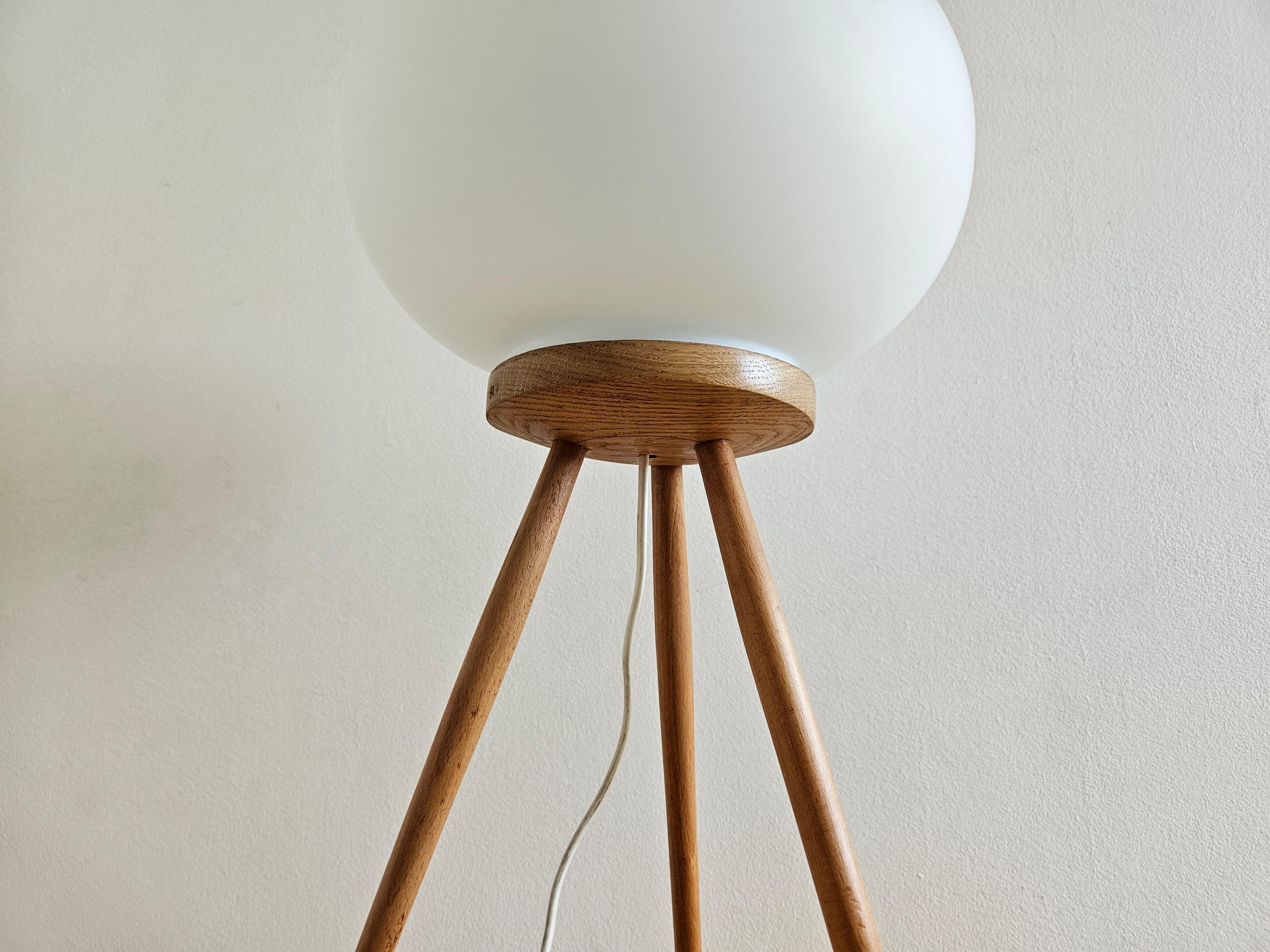 Très rare lampe tripode du milieu du siècle dernier ULUV, années 1960 en vente 11