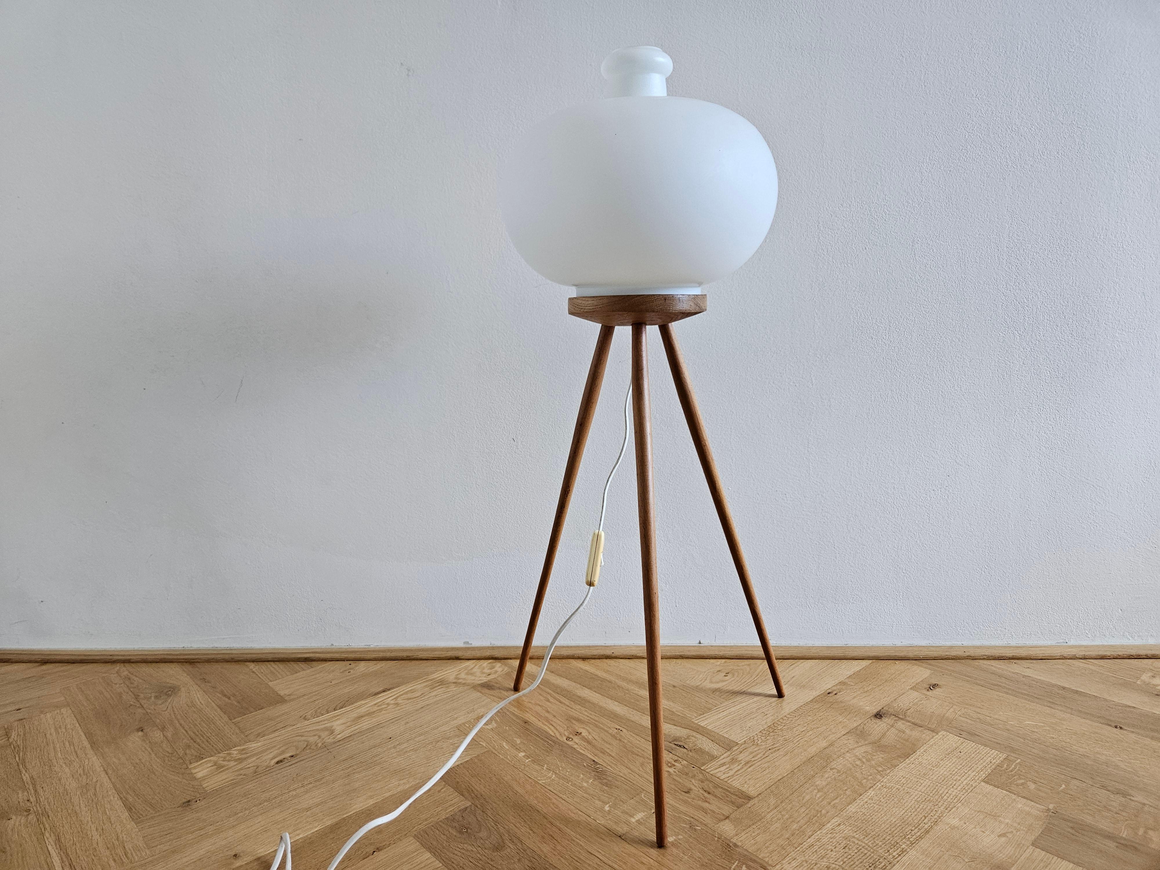 Très rare lampe tripode du milieu du siècle dernier ULUV, années 1960 en vente 12