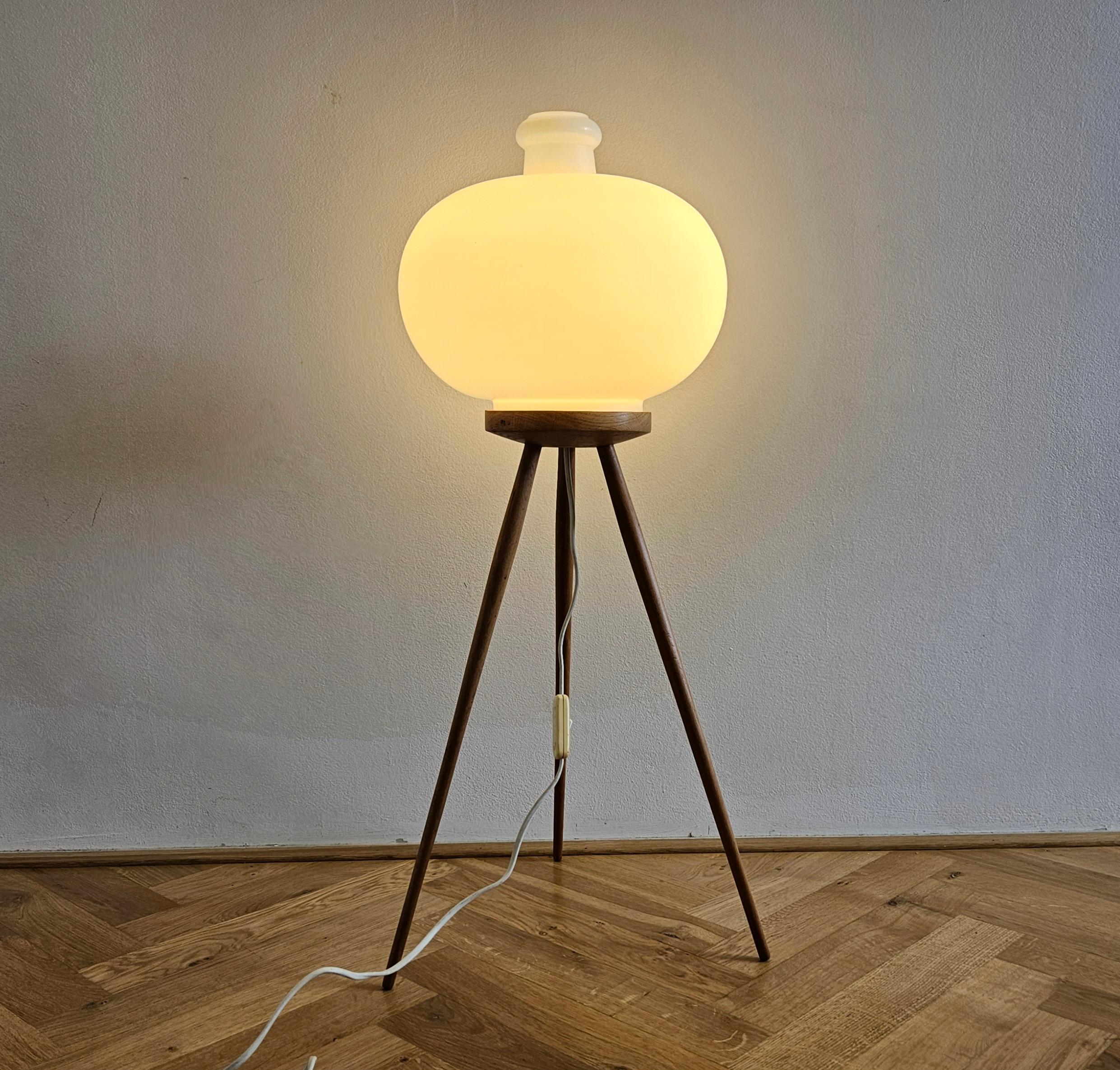 Mid-Century Modern Très rare lampe tripode du milieu du siècle dernier ULUV, années 1960 en vente