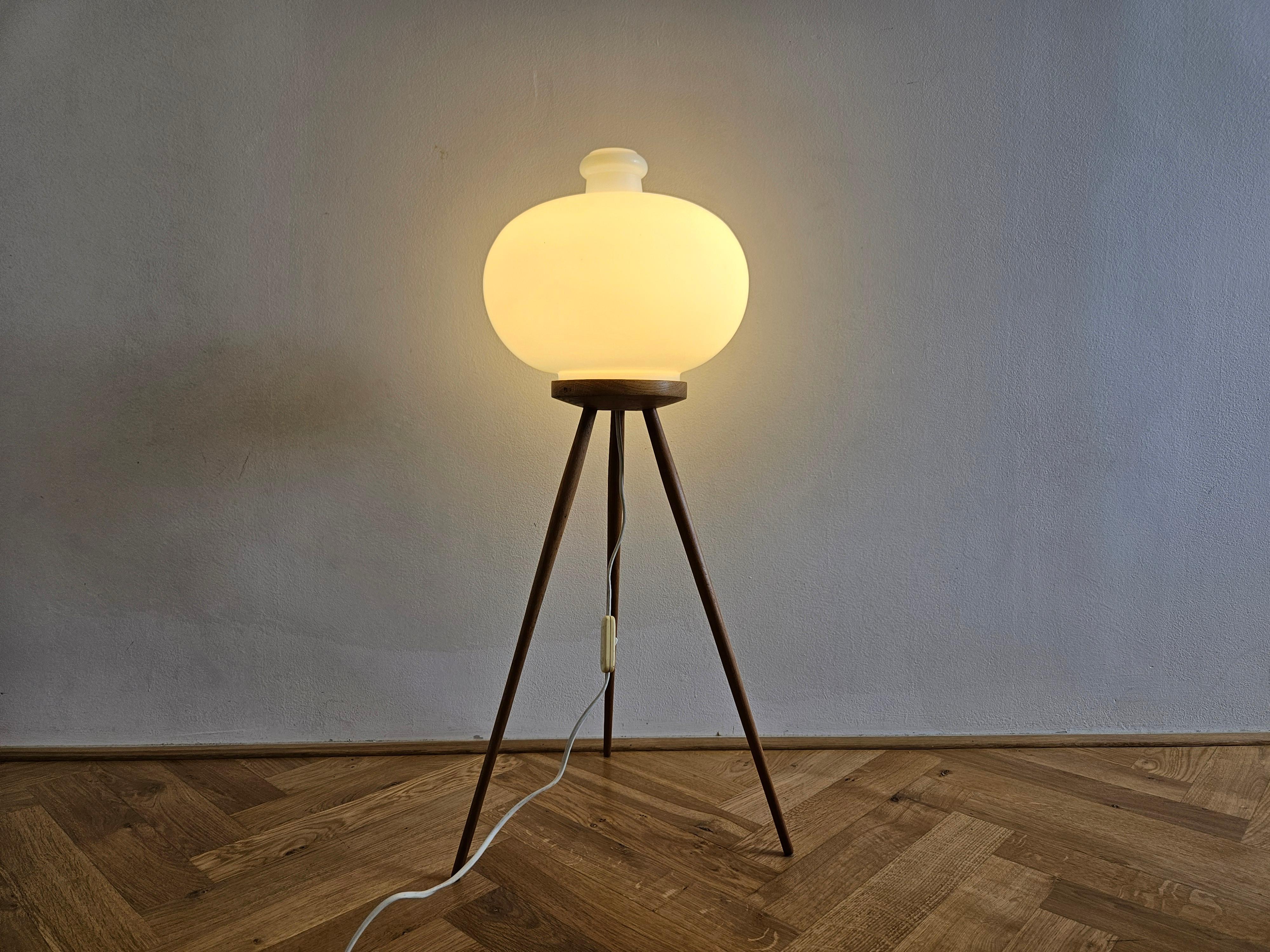 Tchèque Très rare lampe tripode du milieu du siècle dernier ULUV, années 1960 en vente