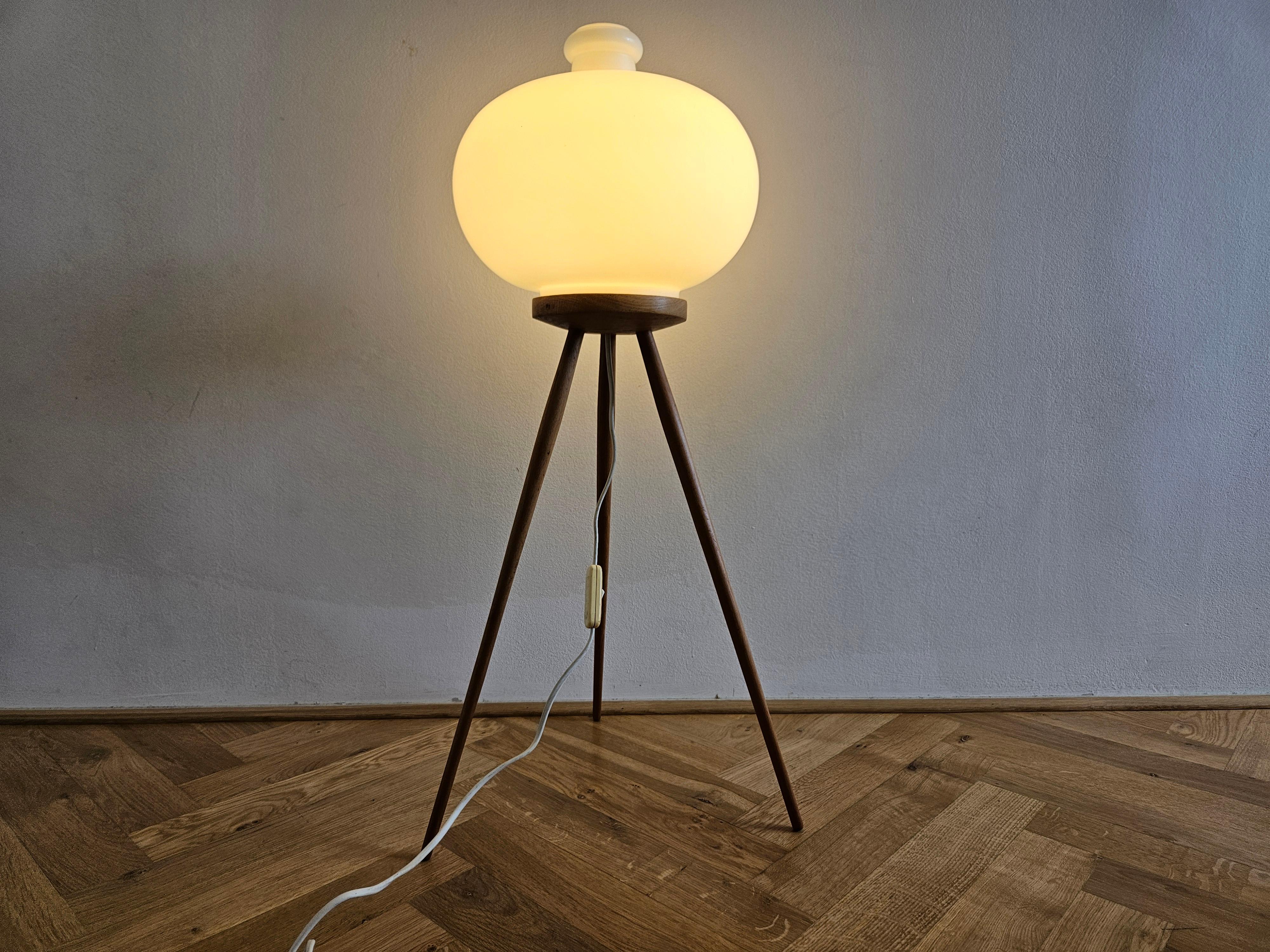 Très rare lampe tripode du milieu du siècle dernier ULUV, années 1960 Bon état - En vente à Praha, CZ
