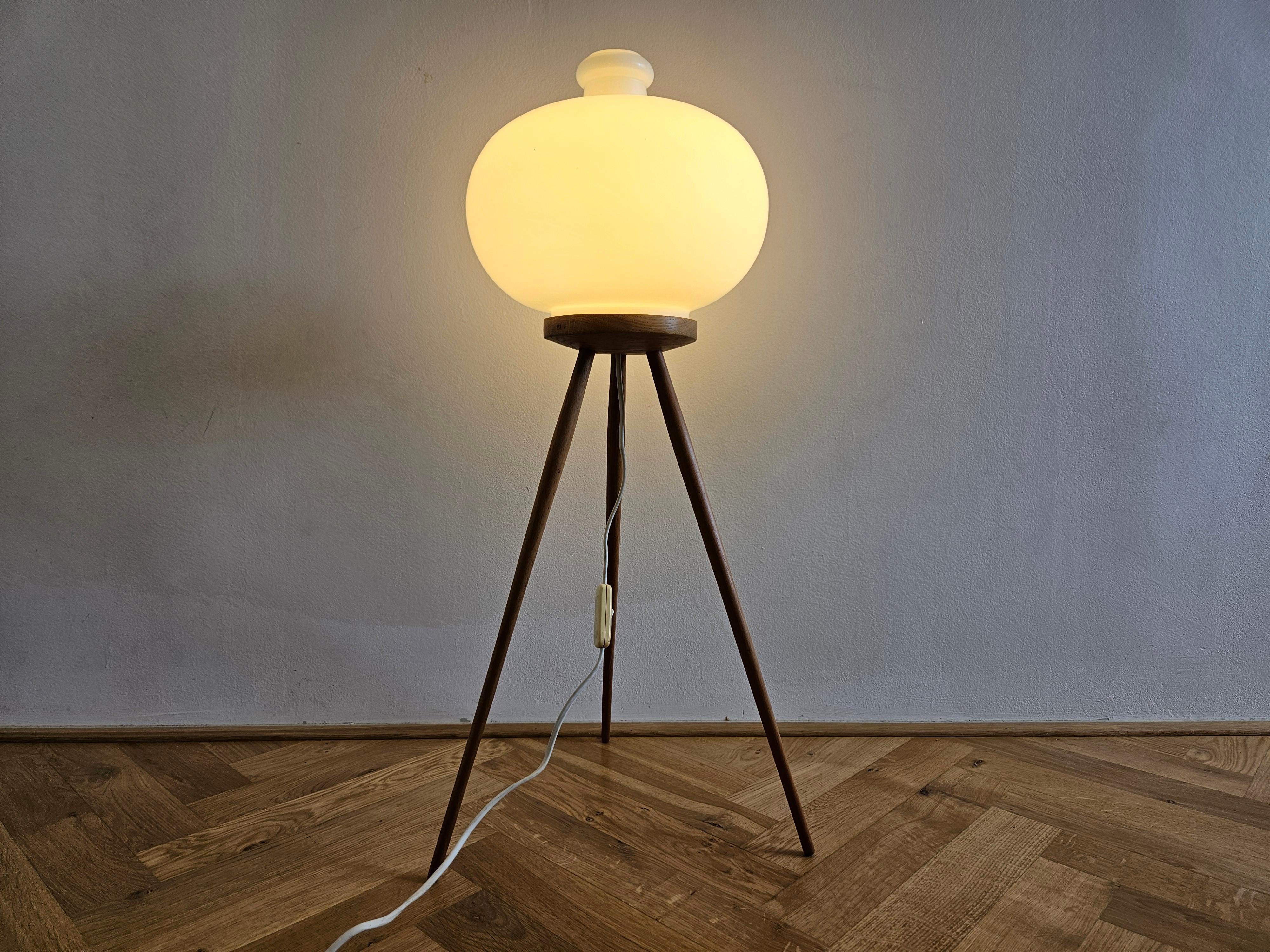Milieu du XXe siècle Très rare lampe tripode du milieu du siècle dernier ULUV, années 1960 en vente