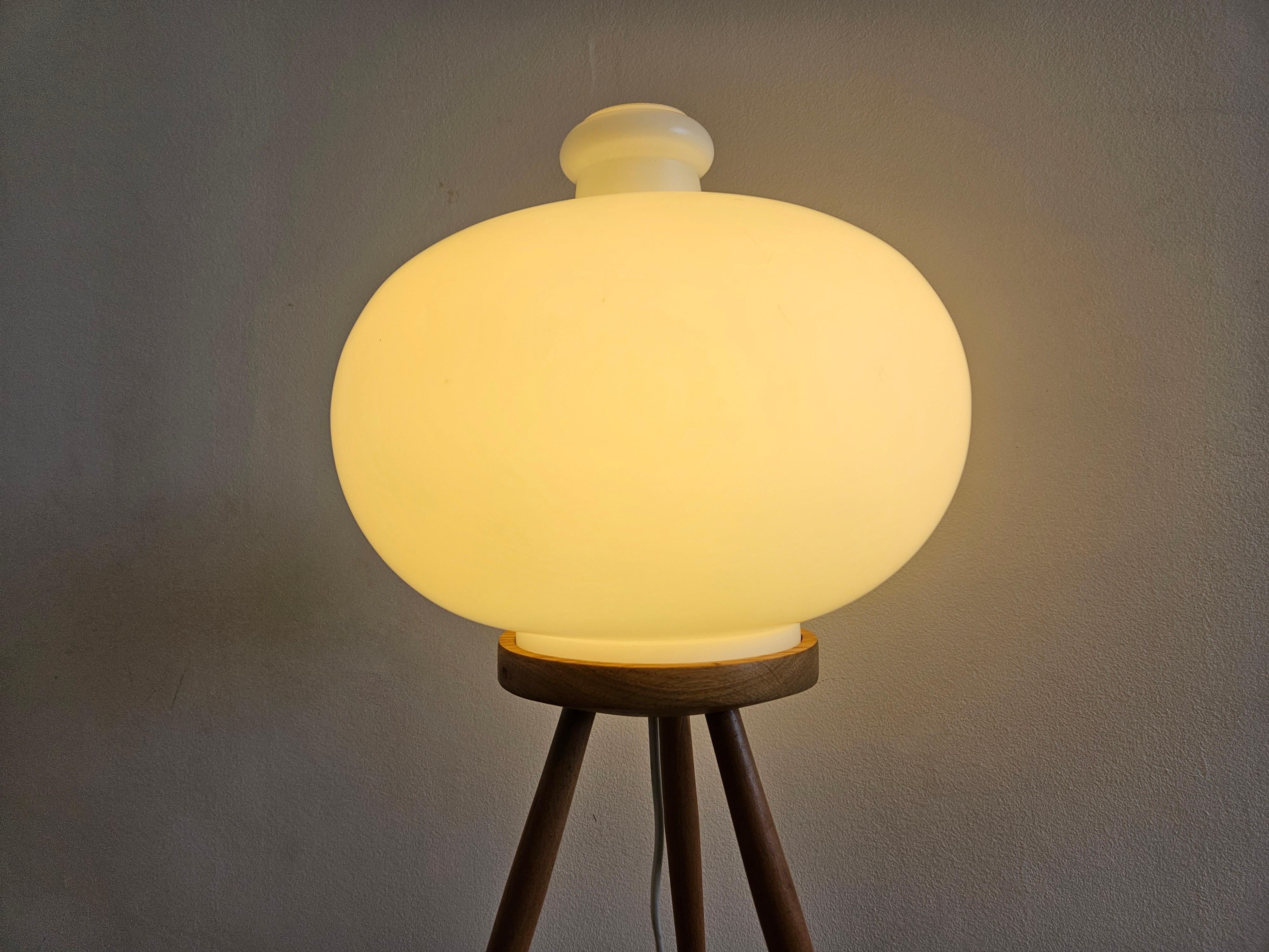 Verre dépoli Très rare lampe tripode du milieu du siècle dernier ULUV, années 1960 en vente