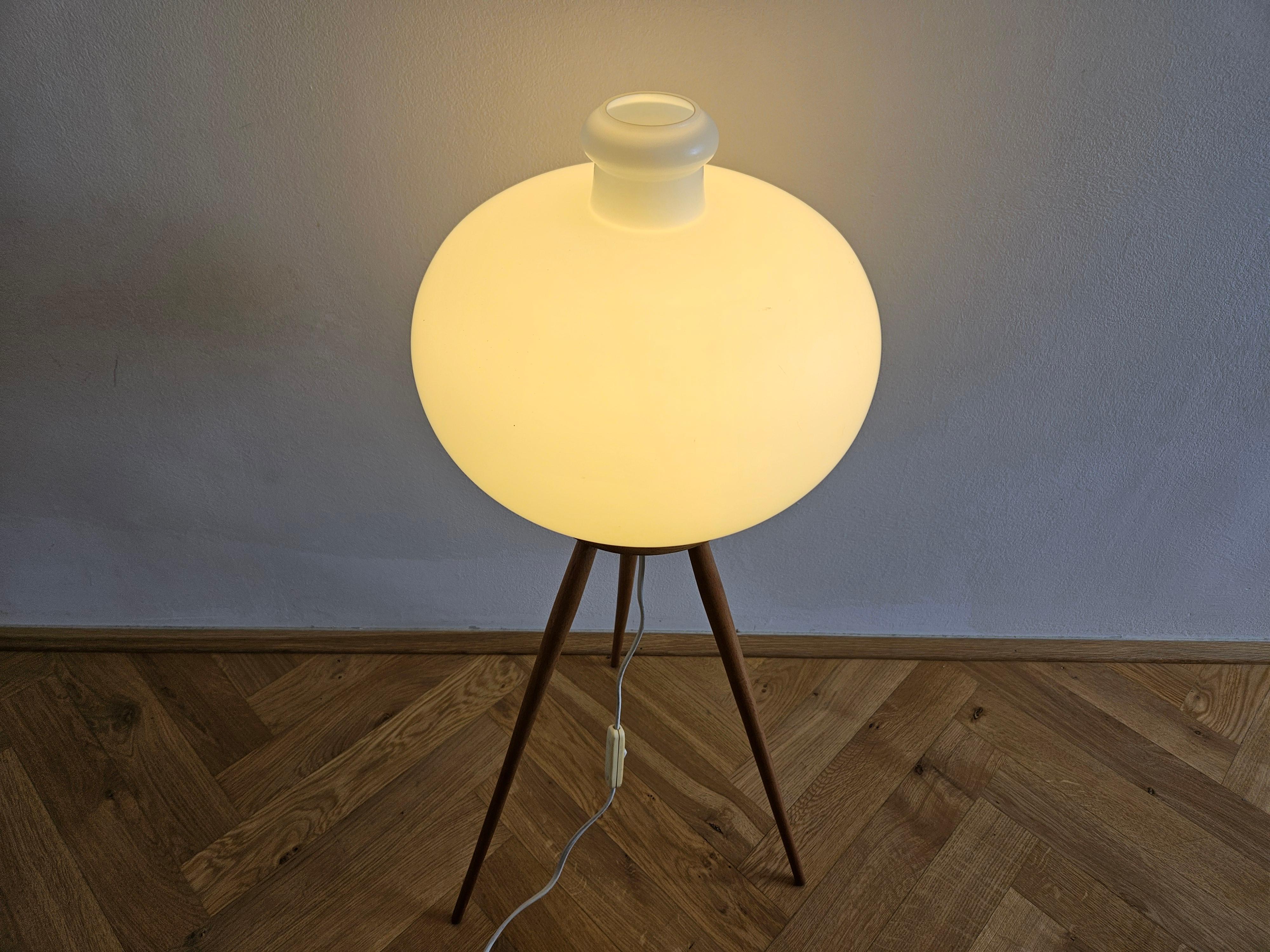 Très rare lampe tripode du milieu du siècle dernier ULUV, années 1960 en vente 1