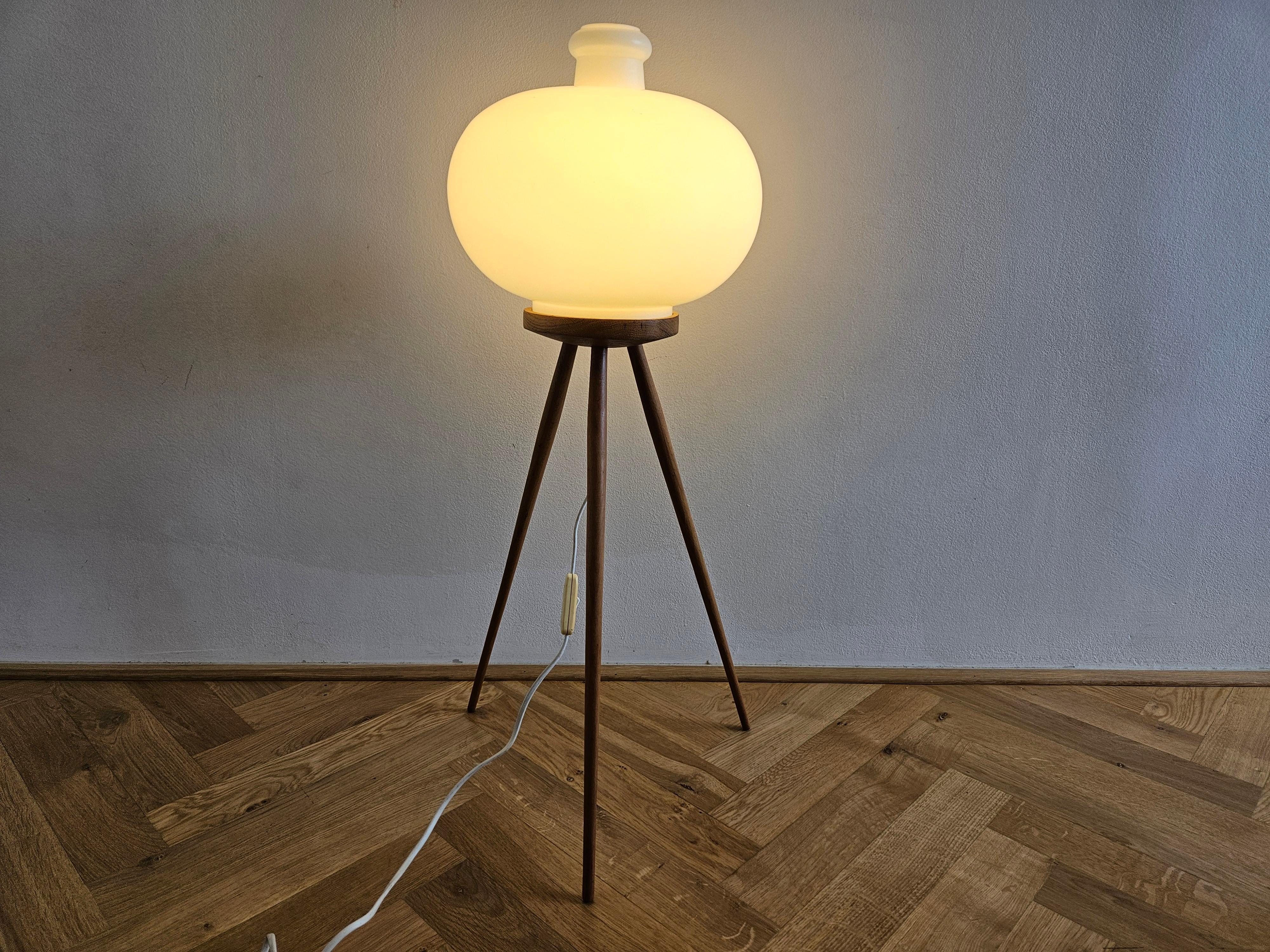 Très rare lampe tripode du milieu du siècle dernier ULUV, années 1960 en vente 2