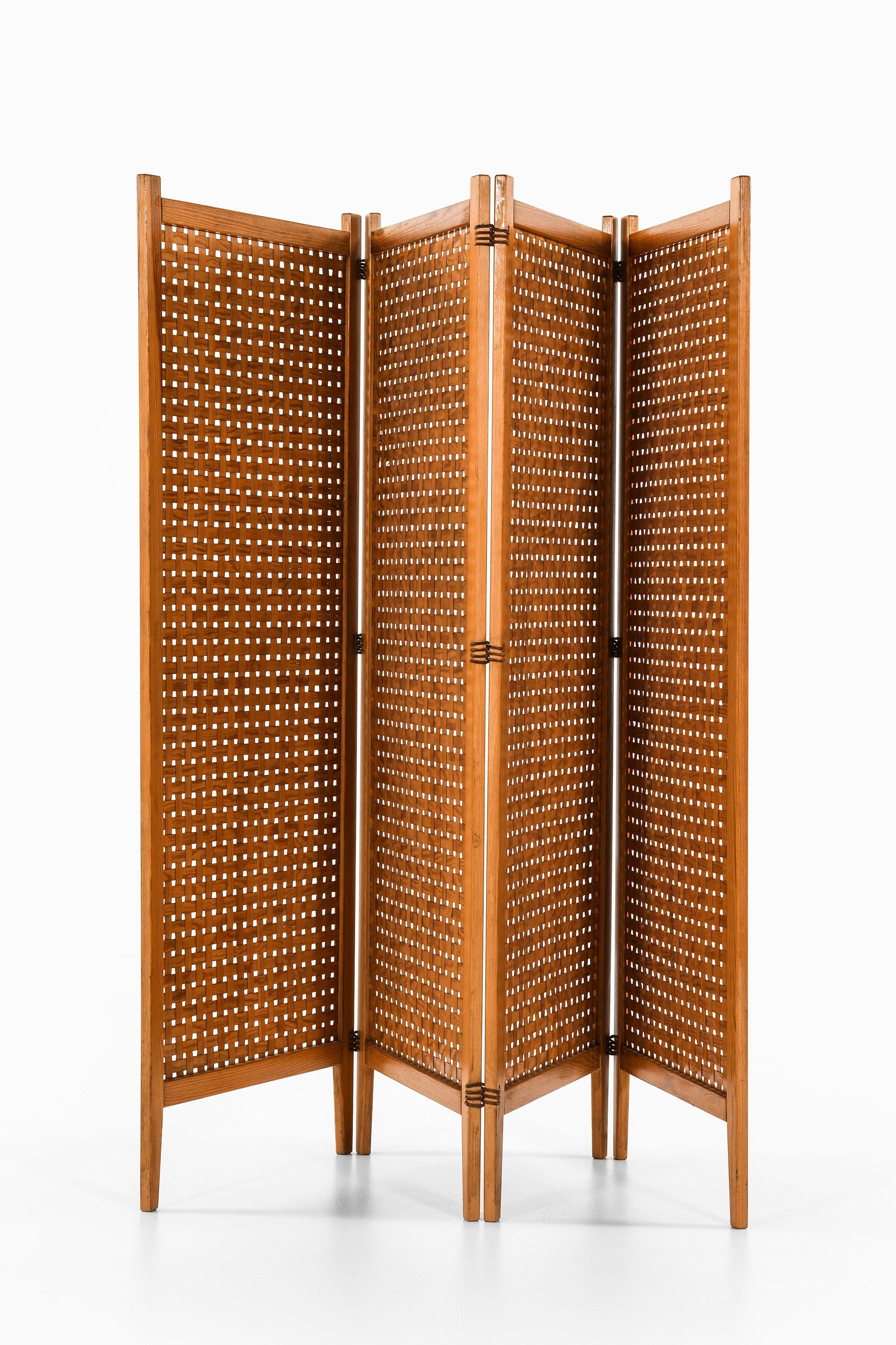 Scandinavo moderno Rarissimo paravento pieghevole / divisorio in pino con corde in pelle scamosciata, anni 50 in vendita