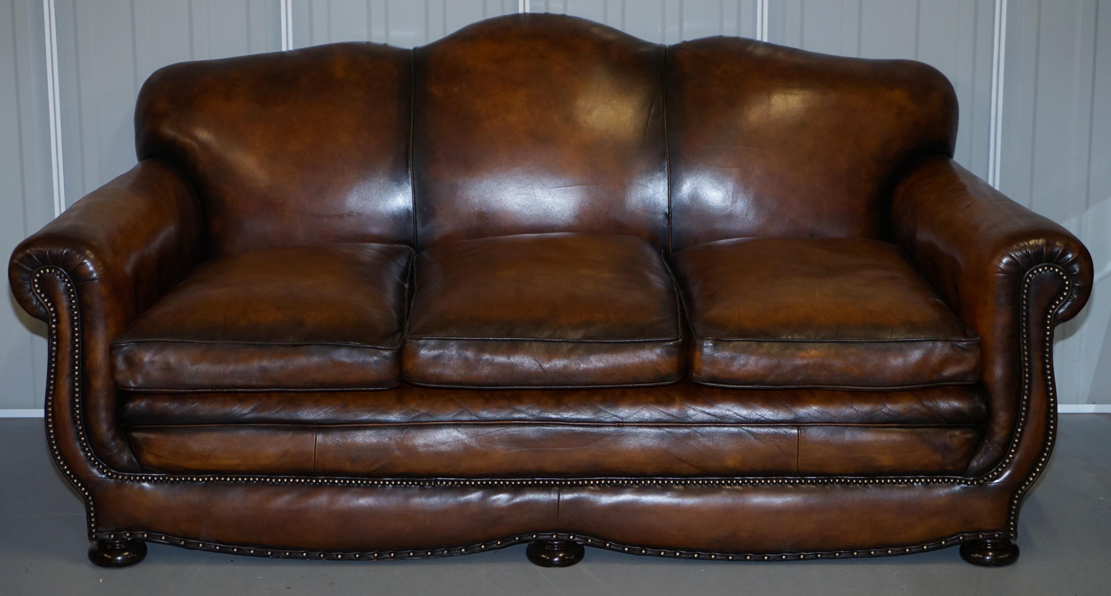 Wir freuen uns, dieses absolut außergewöhnliche, vollständig restaurierte, sehr seltene originale viktorianische Gentleman's Club-Sofa mit Spiralfederung und seltener Moustache-Rückenlehne zum Verkauf anbieten zu können

Dies ist eines der am