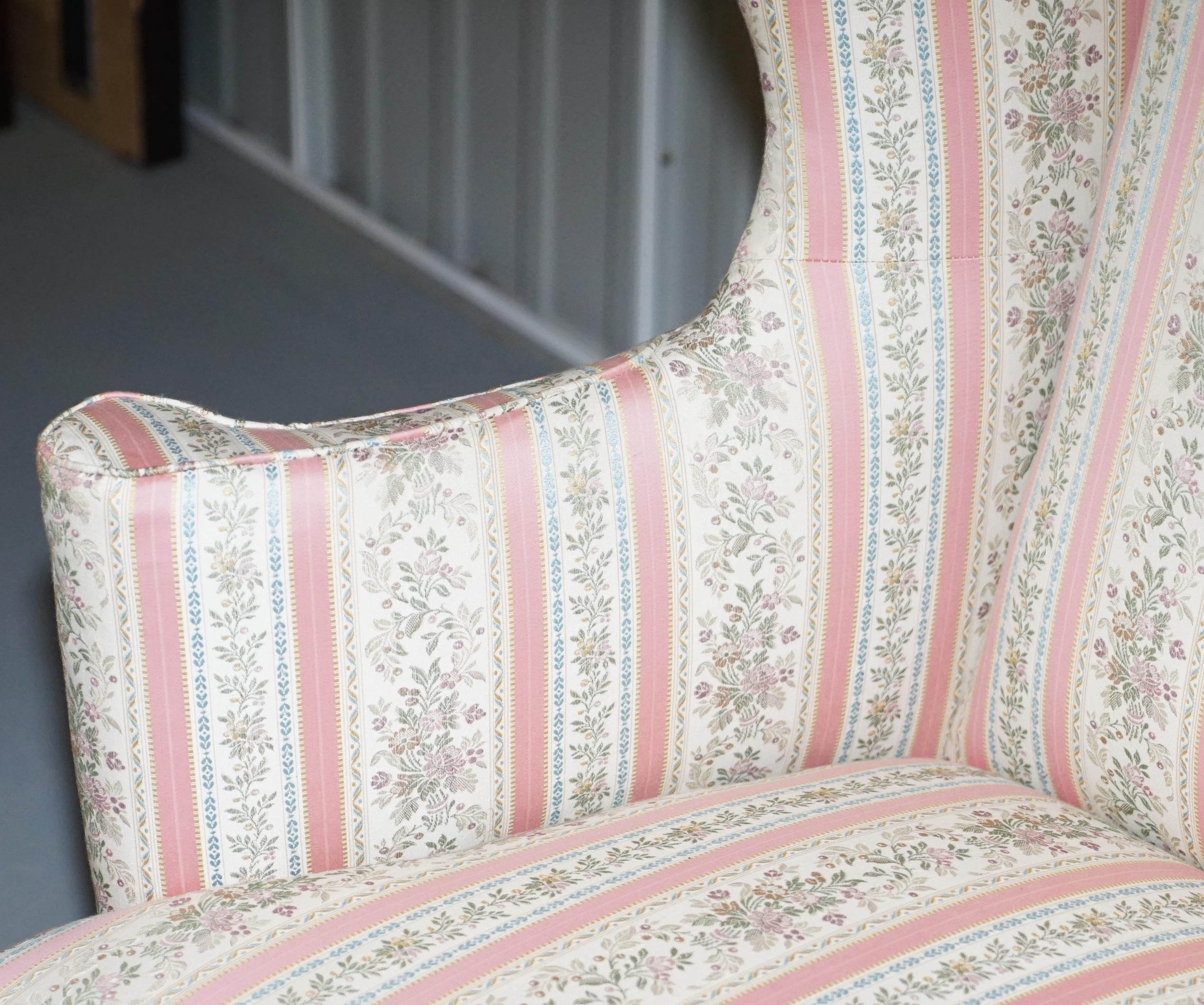Fait main Très rare fauteuil à dossier en noyer de Howard and Sons entièrement restauré Regency Stripe en vente