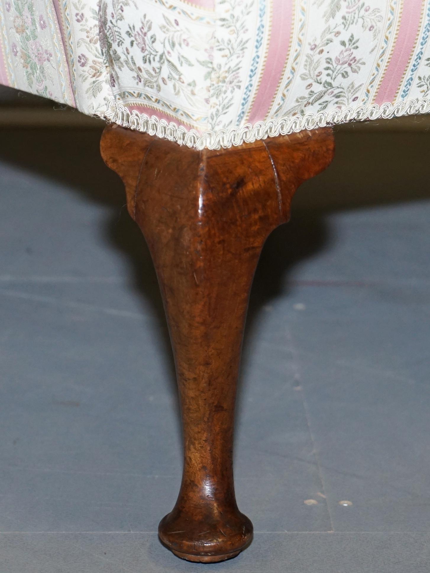 Très rare fauteuil à dossier en noyer de Howard and Sons entièrement restauré Regency Stripe en vente 1