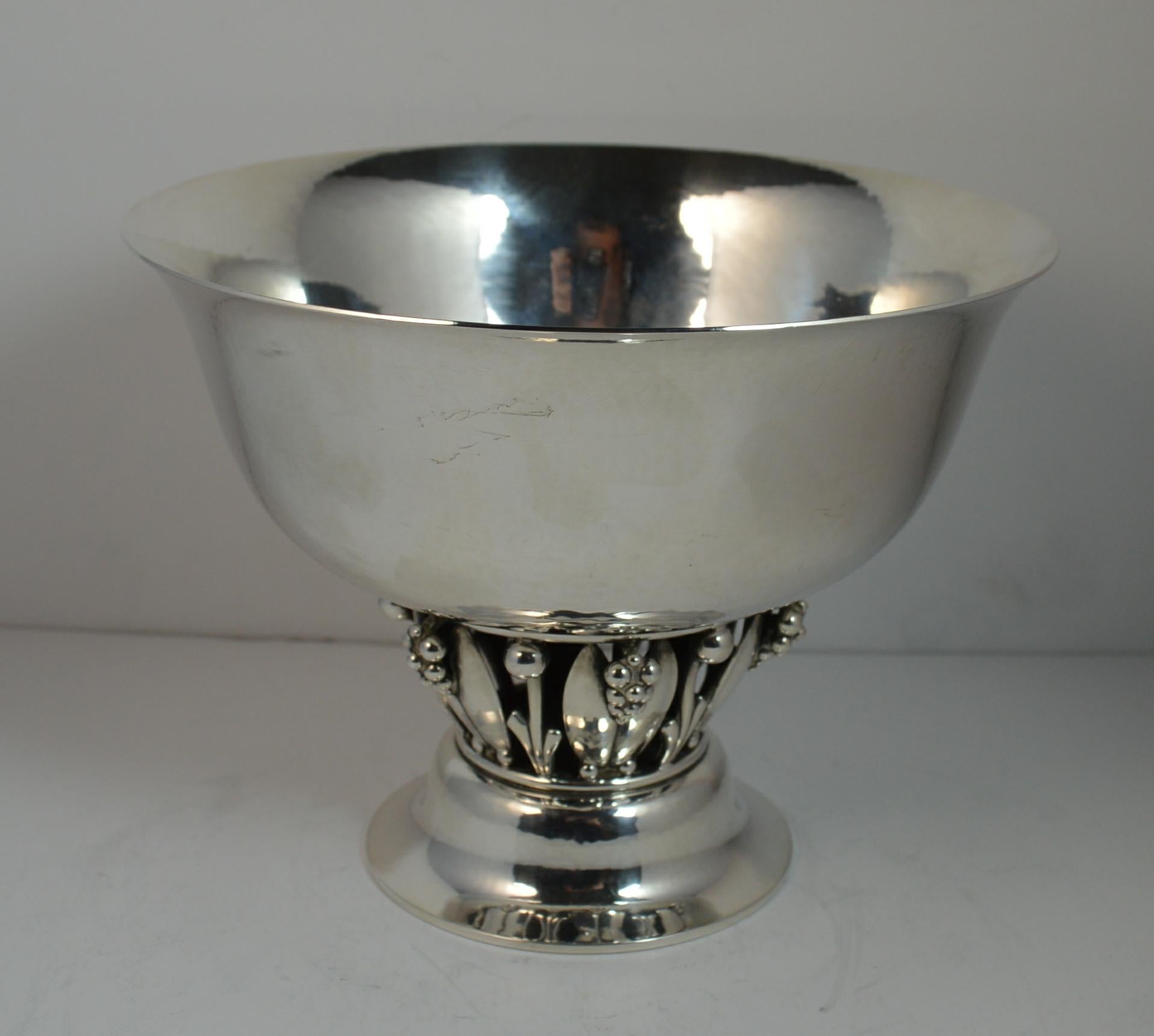 A stunning Georg Jensen designer sterling silver bowl.
Model number 197 B, a rare example.
Designed with a very fine hammered pattern to the top section, the lower part with pierced leaf / grape / berry pattern and standing on a light hammered