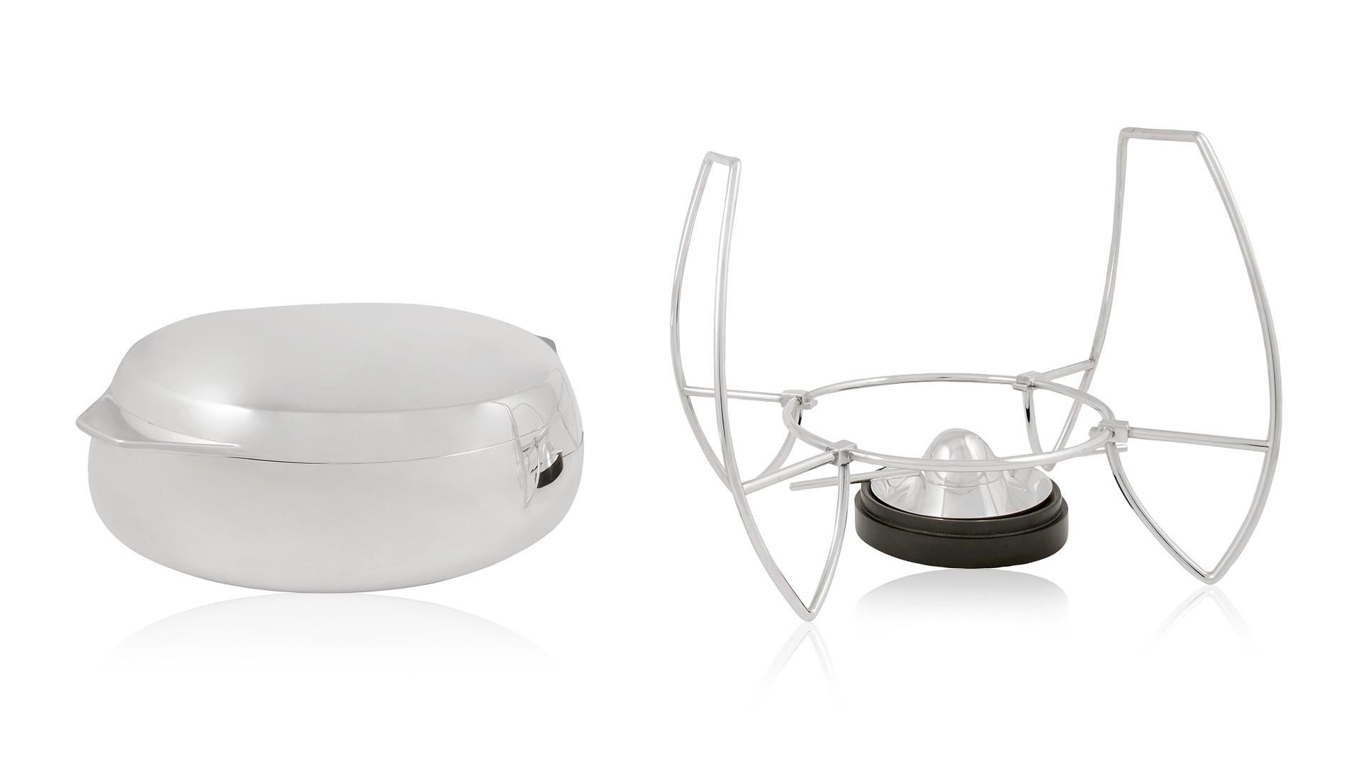 Un ricercato e raro scaldavivande rotondo in argento sterling di Georg Jensen, con coperchio, supporto e bruciatore, design #1119 di Magnus Stephensen del 1962 circa. Il piatto ha un anello montato sotto che si inserisce nel supporto, tenendo il