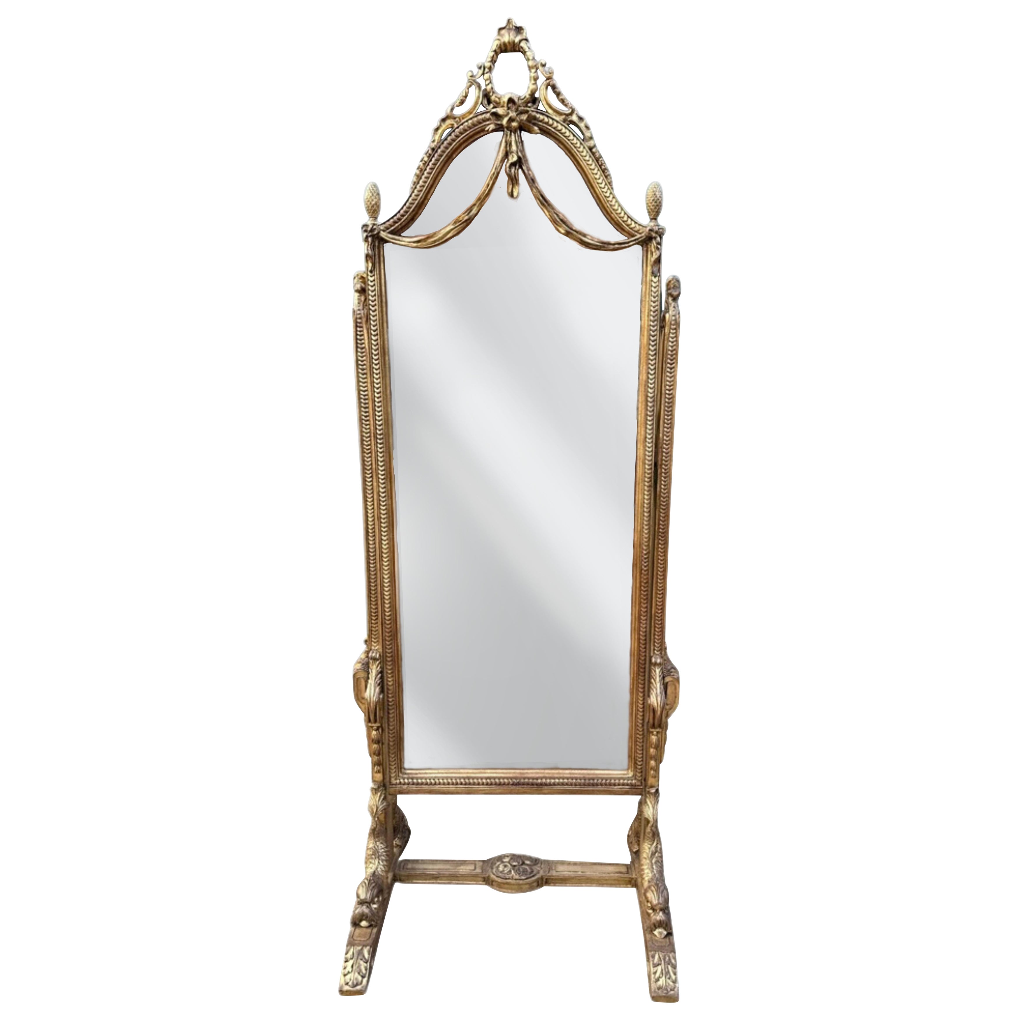 Rarissime miroir de cheval en bois doré dans le style de Napoléon 111, reposant sur un pied en forme de dauphin de mer sculpté de manière complexe.
Ce magnifique miroir pleine longueur magnifiquement sculpté présente une colonnade dorée et est orné