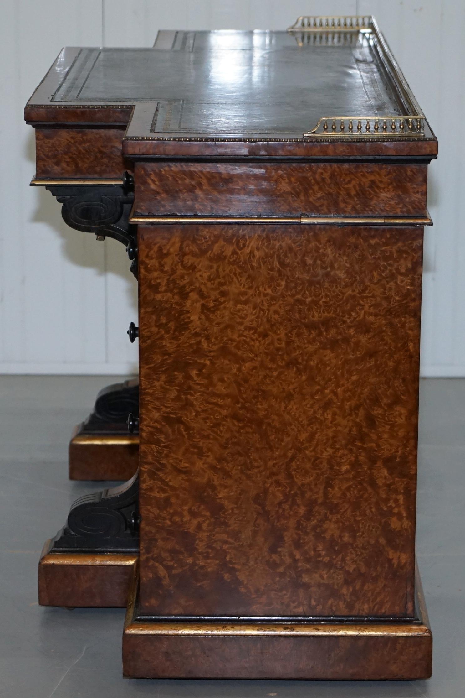 Seltener Gillow Breakfront Bibliothekstisch Messing Gallery Burr Amboyna Holz im Angebot 6
