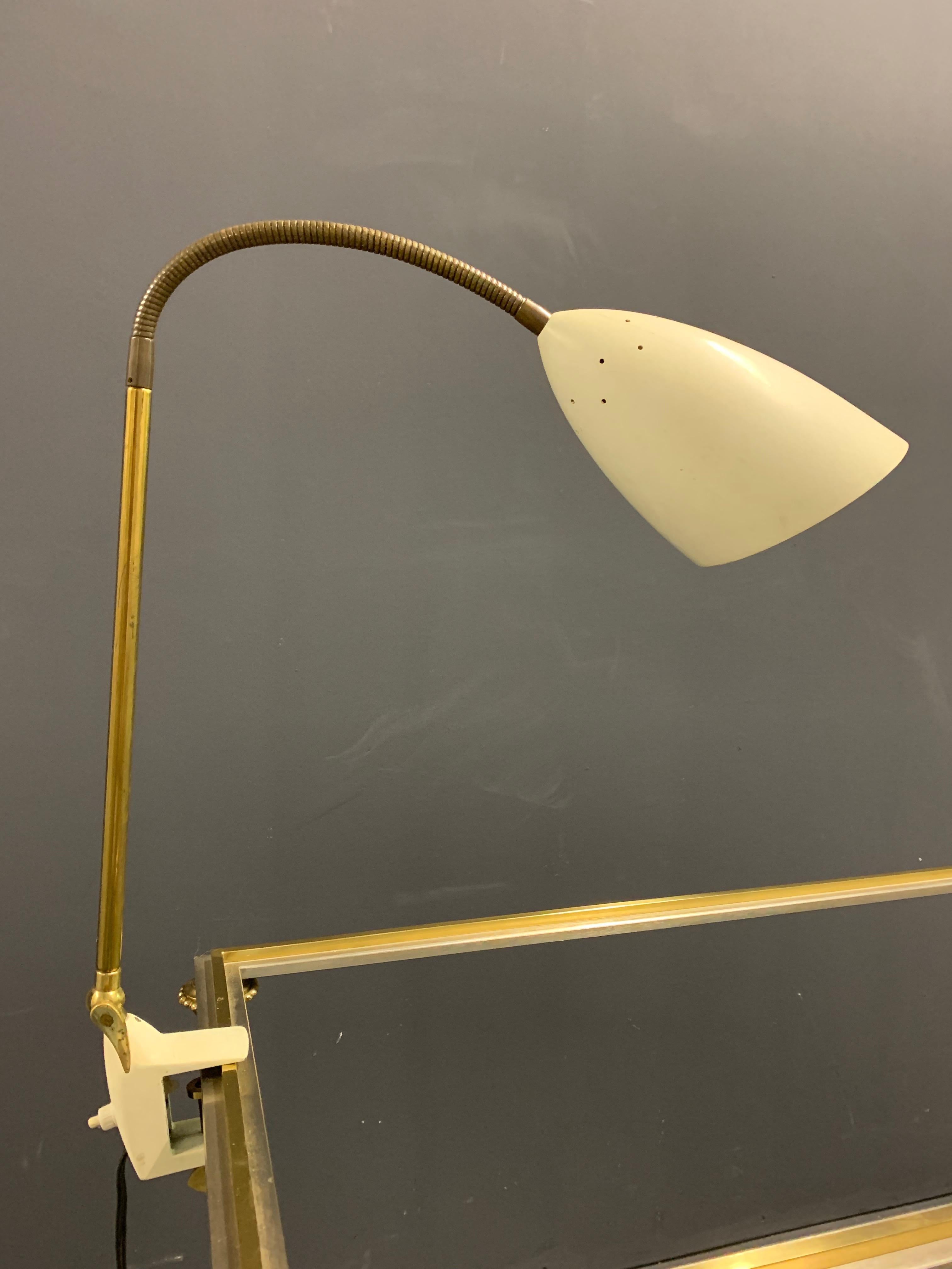 Seltene Giuseppe Ostuni-Schreibtischlampe von Oluce (Messing) im Angebot