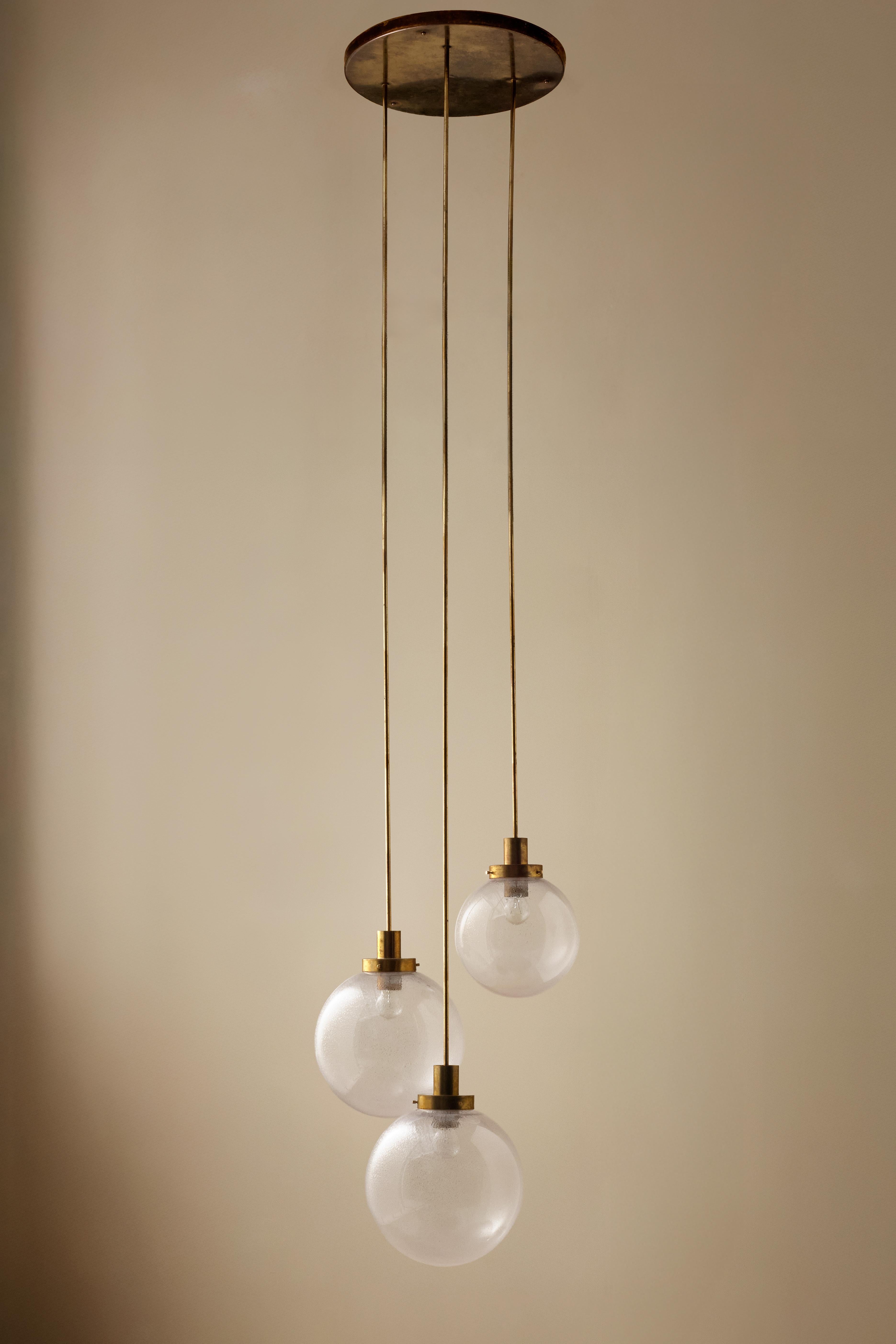 Très rare pendentif en verre et laiton de Hans-Agne Jakobsson, produit à Agnes, Suède, années 1950. Signé.

Diamètre : 55 cm
Hauteur : 270 cm
