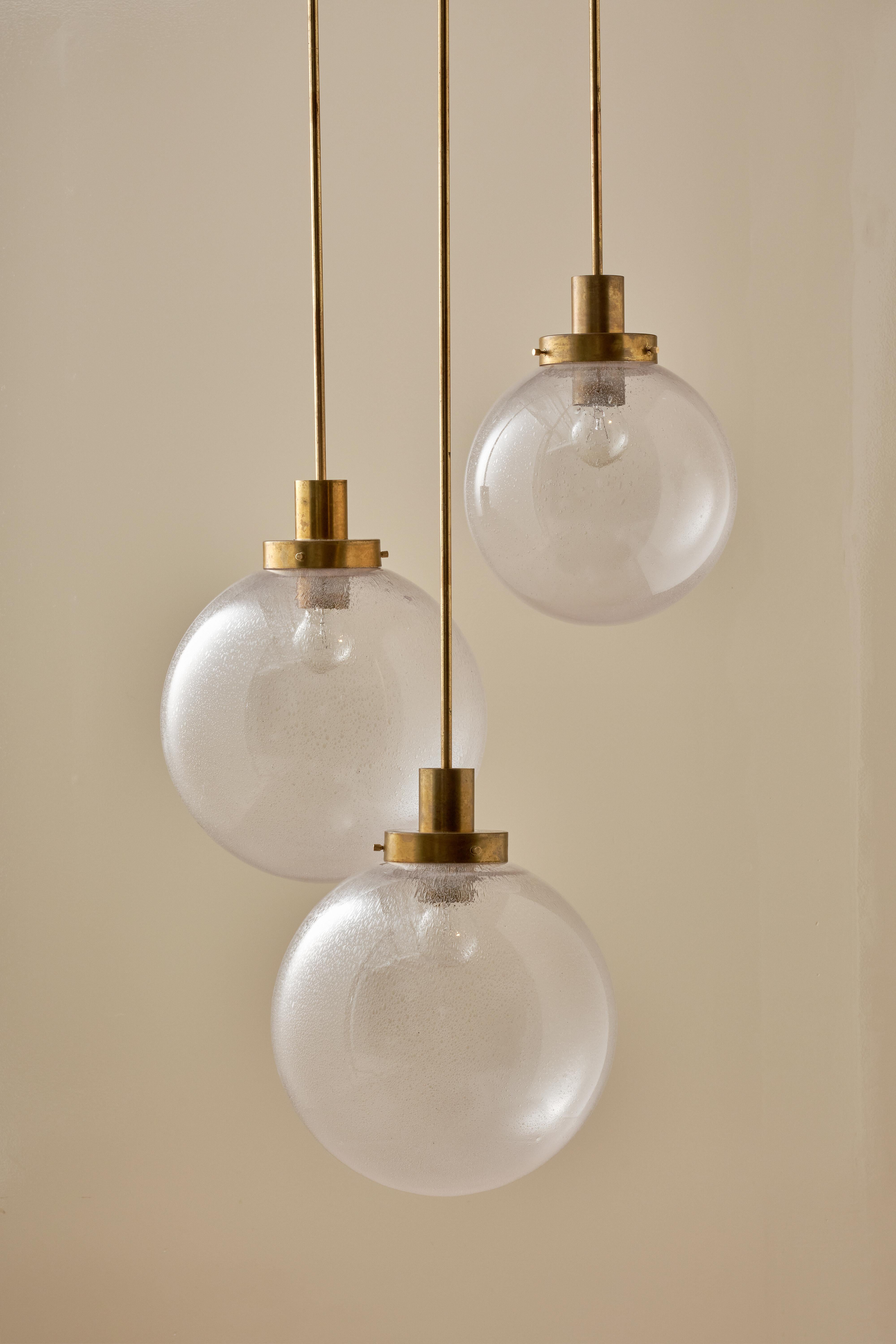 Scandinave moderne Très rare pendentif en verre et laiton par Hans-Agne Jakobsson, Suède, années 1950 en vente