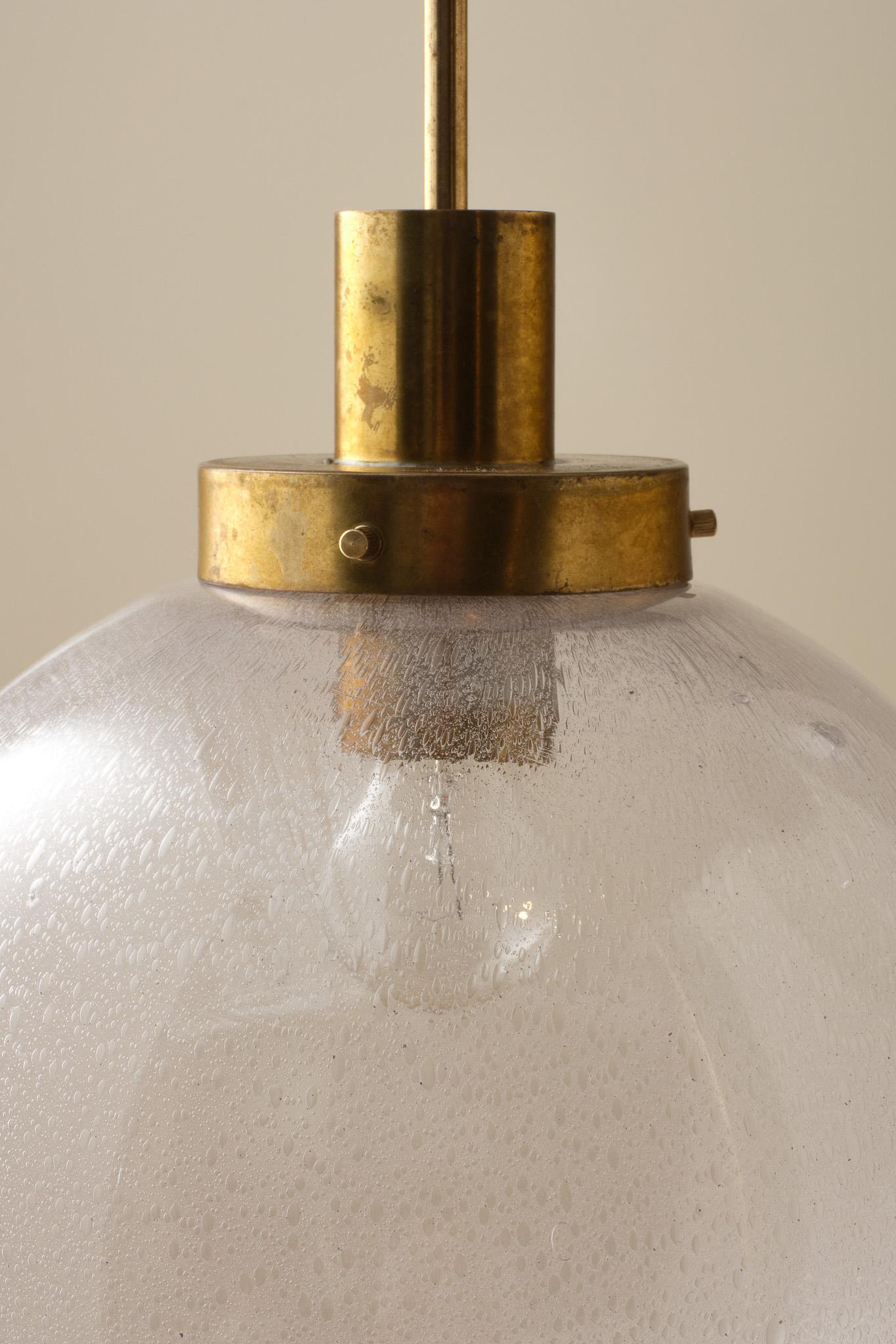 Très rare pendentif en verre et laiton par Hans-Agne Jakobsson, Suède, années 1950 Bon état - En vente à Stockholm, SE