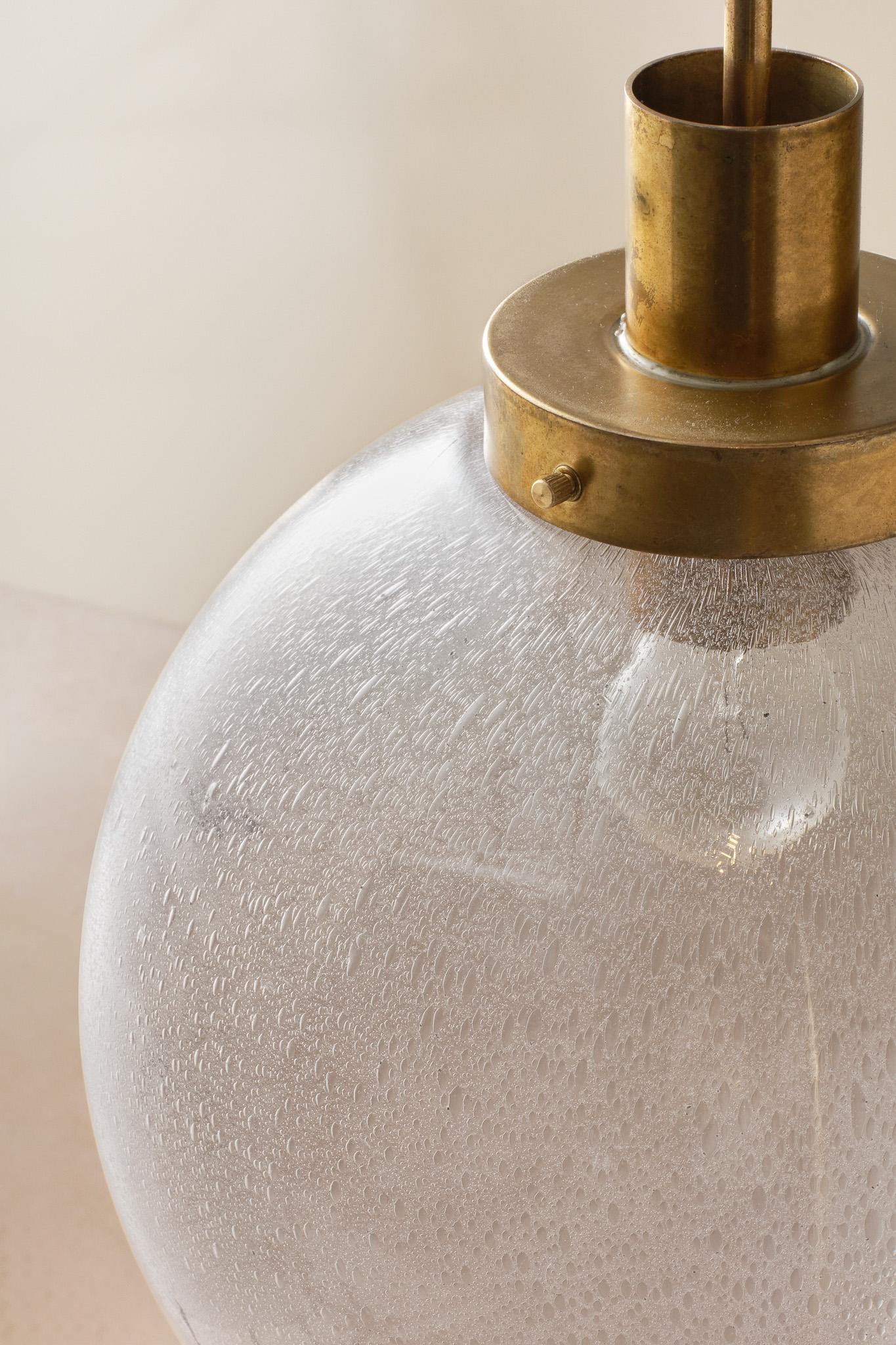 Milieu du XXe siècle Très rare pendentif en verre et laiton par Hans-Agne Jakobsson, Suède, années 1950 en vente