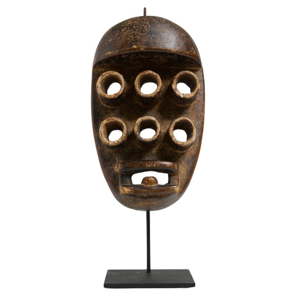 Grebo / Masque Kru
Côte d'Ivoire, 20e siècle
Bois sculpté
11¼ h × 6¾ w × 5 d in (29 × 17 × 13 cm)
Hauteur sur pied : 16.5 in
Ce masque Grebo (Kru) de Côte d'Ivoire se distingue par ses yeux tubulaires en saillie, ses plans géométriques et sa