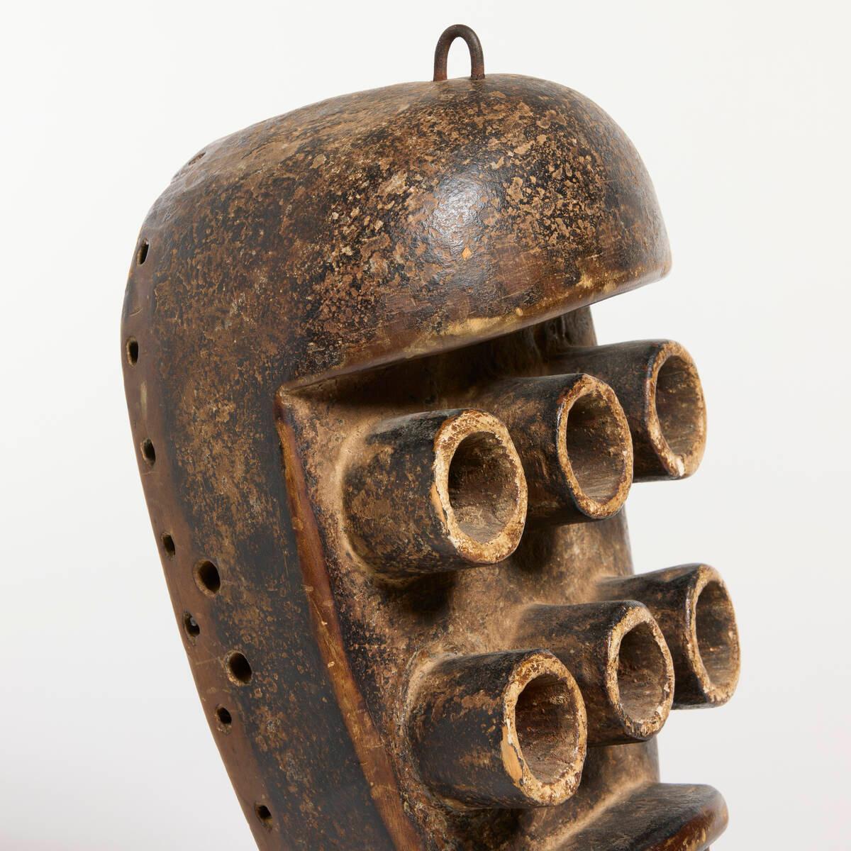 Sculpté à la main Très rare masque de cérémonie Grebo / Kru avec yeux tubulaires cubistes, Côte d'Ivoire en vente