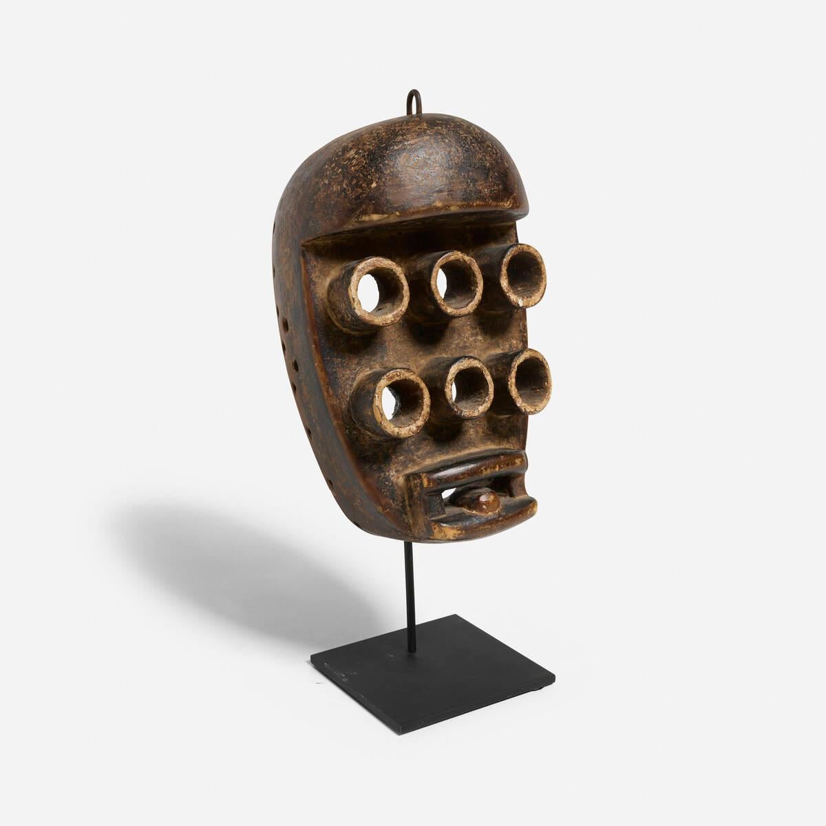 20ième siècle Très rare masque de cérémonie Grebo / Kru avec yeux tubulaires cubistes, Côte d'Ivoire en vente