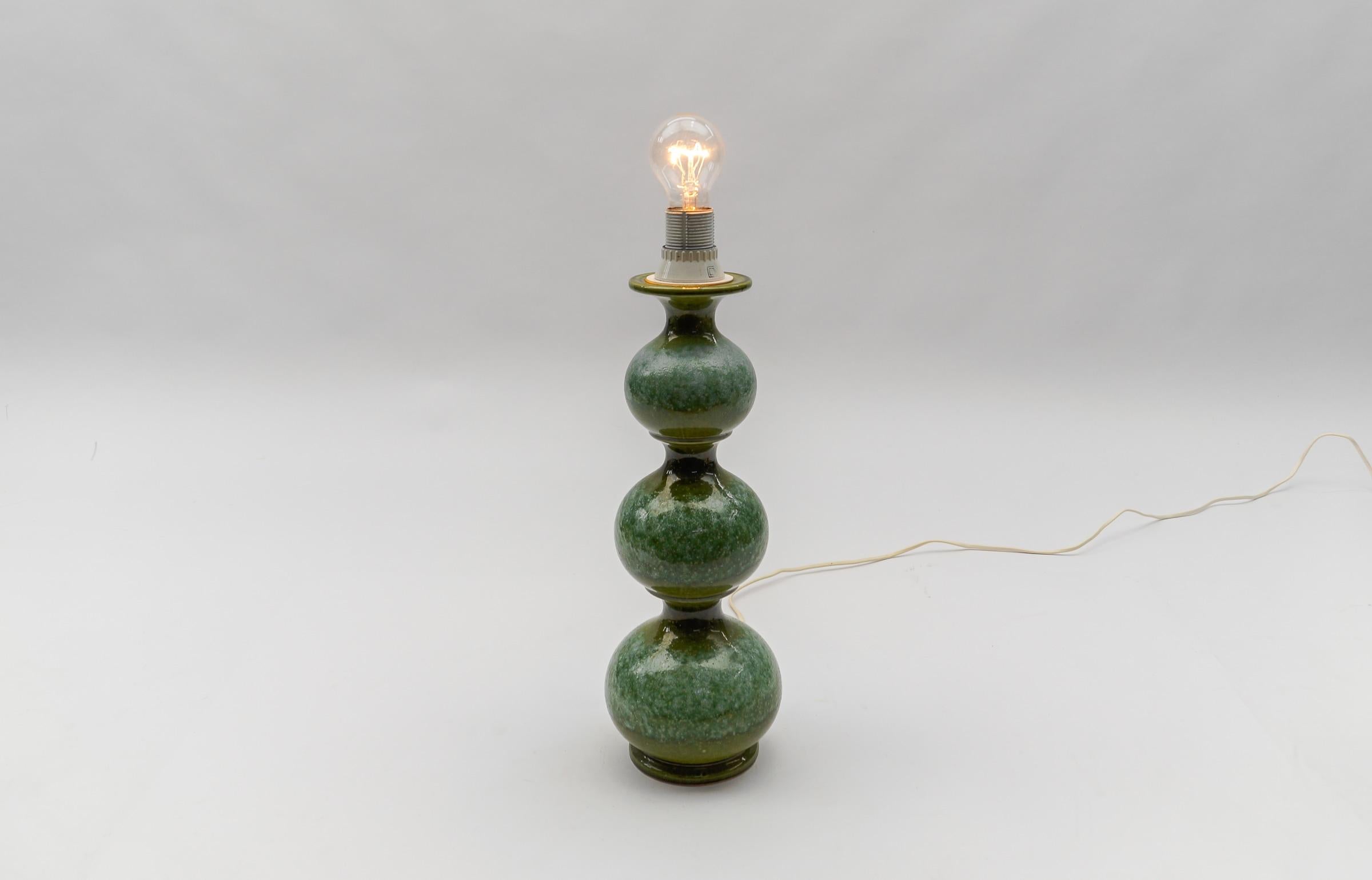 Seltener grüner Keramik-Tischlampensockel von Kaiser Leuchten, Deutschland 1960er Jahre (Mitte des 20. Jahrhunderts) im Angebot