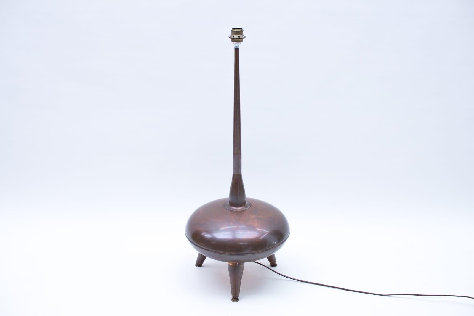 Seltene handgefertigte Stehlampe aus Kupfer von R.S.A., Südafrika, 1970er Jahre (Ende des 20. Jahrhunderts) im Angebot