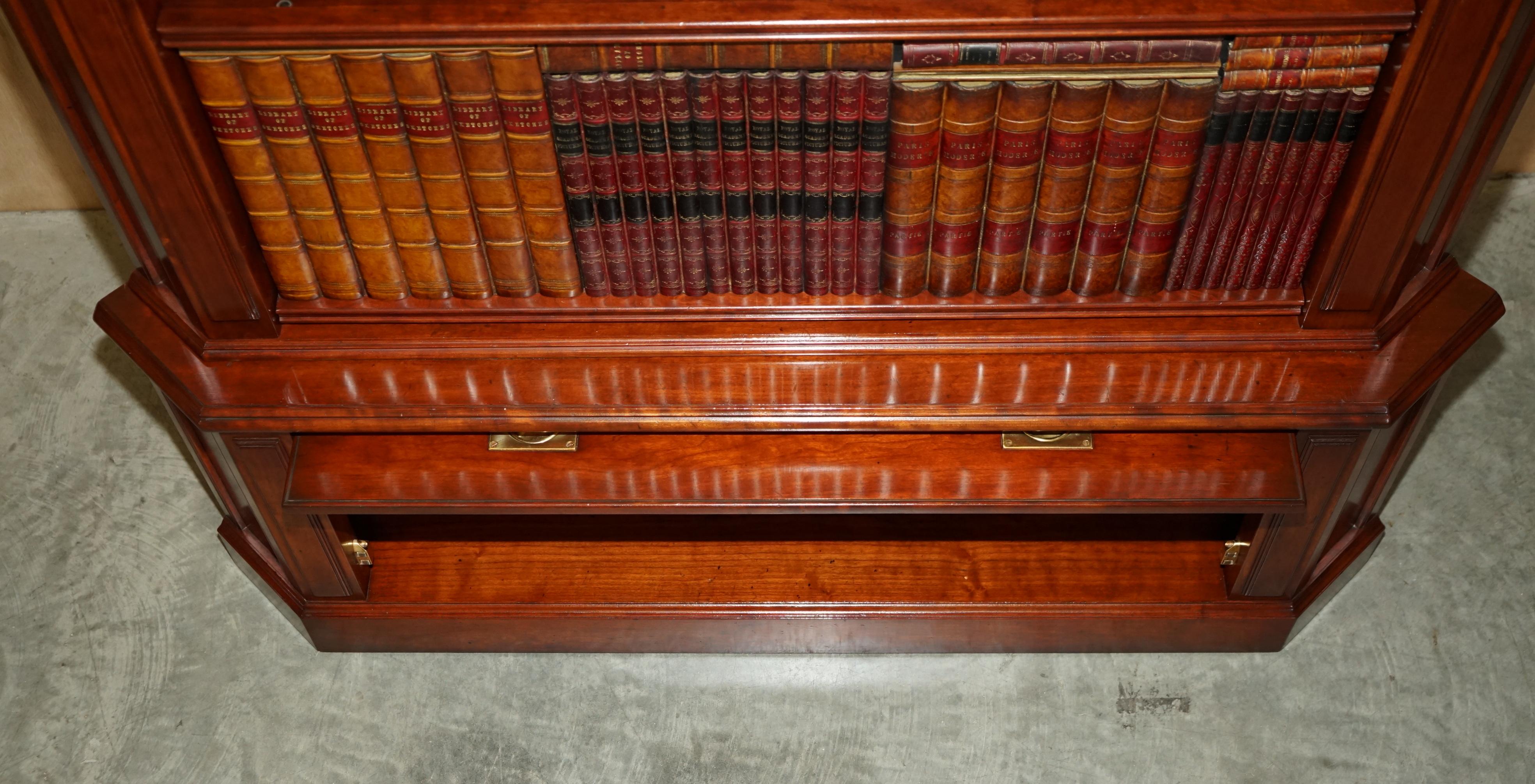 Harrods London Kennedy bibliothèque en bois de feuillus très rare meuble TV media cabinet de faux livres en vente 11