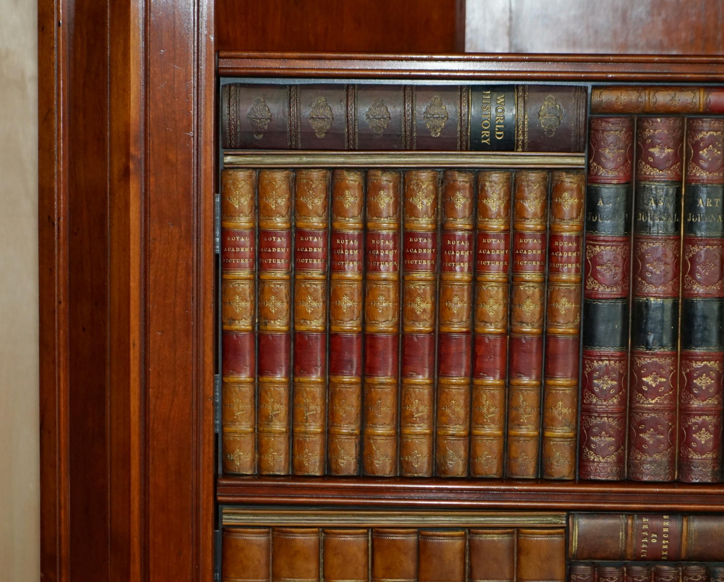 Fait main Harrods London Kennedy bibliothèque en bois de feuillus très rare meuble TV media cabinet de faux livres en vente