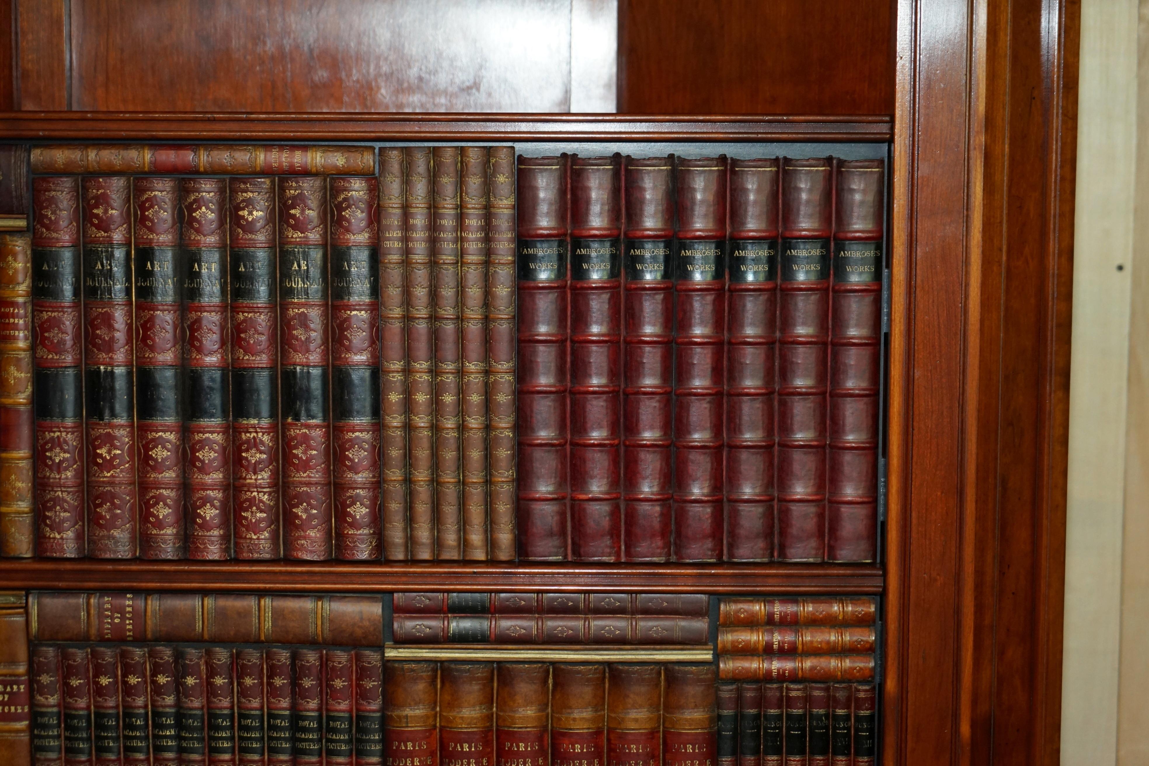 Bois de feuillus Harrods London Kennedy bibliothèque en bois de feuillus très rare meuble TV media cabinet de faux livres en vente