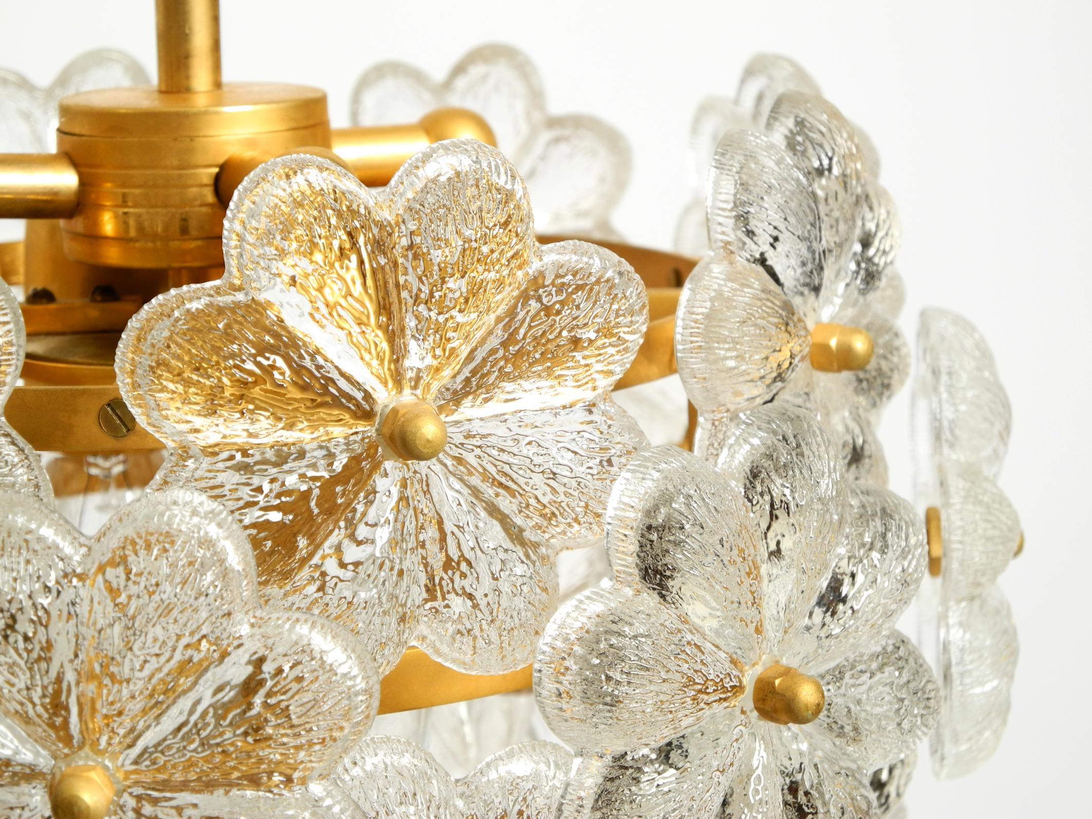 Très rare lourd plafonnier des années 1970 en laiton, cristal, verre et fleur par Ernst Palme en vente 4