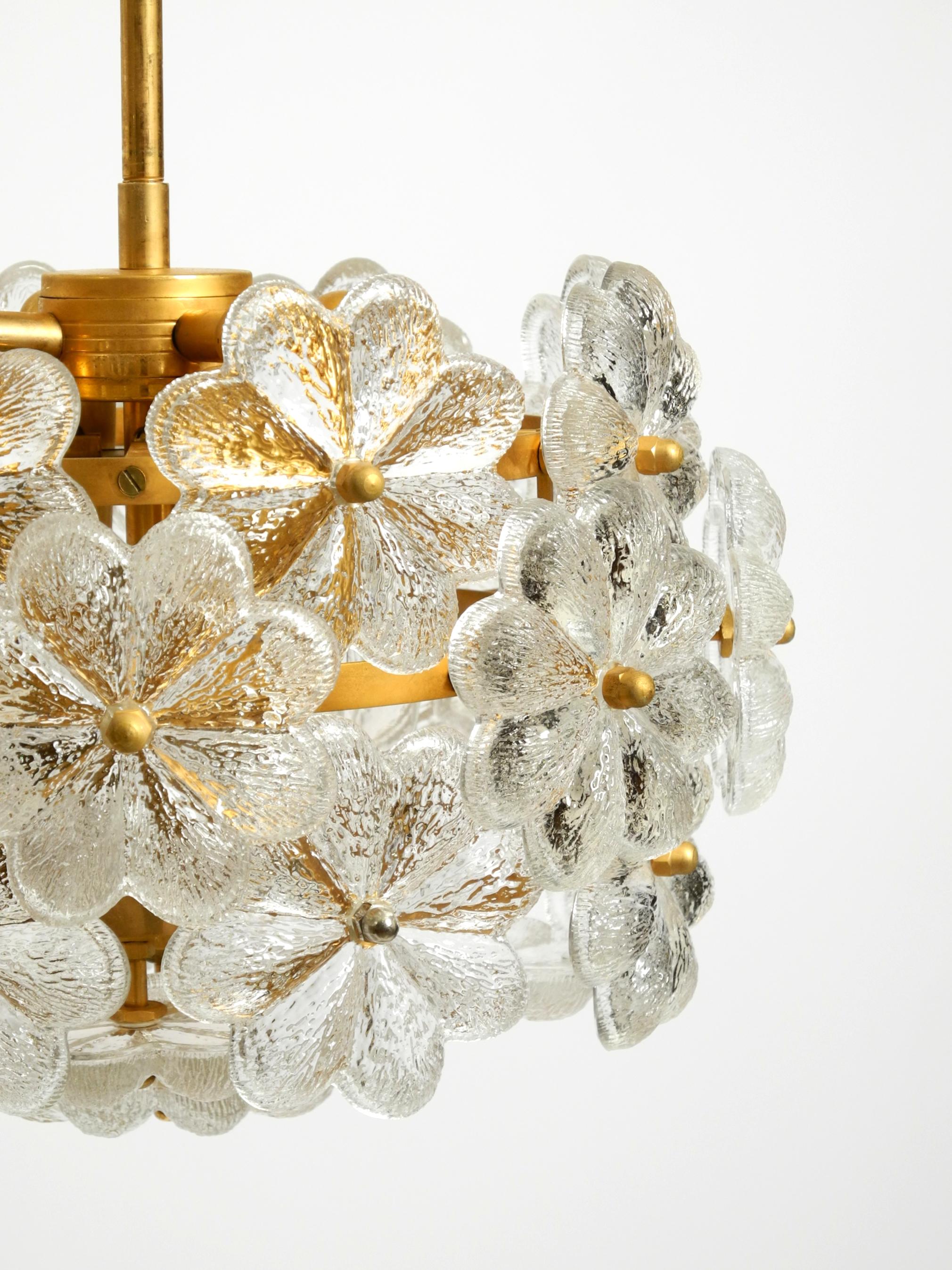 Très rare lourd plafonnier des années 1970 en laiton, cristal, verre et fleur par Ernst Palme en vente 5