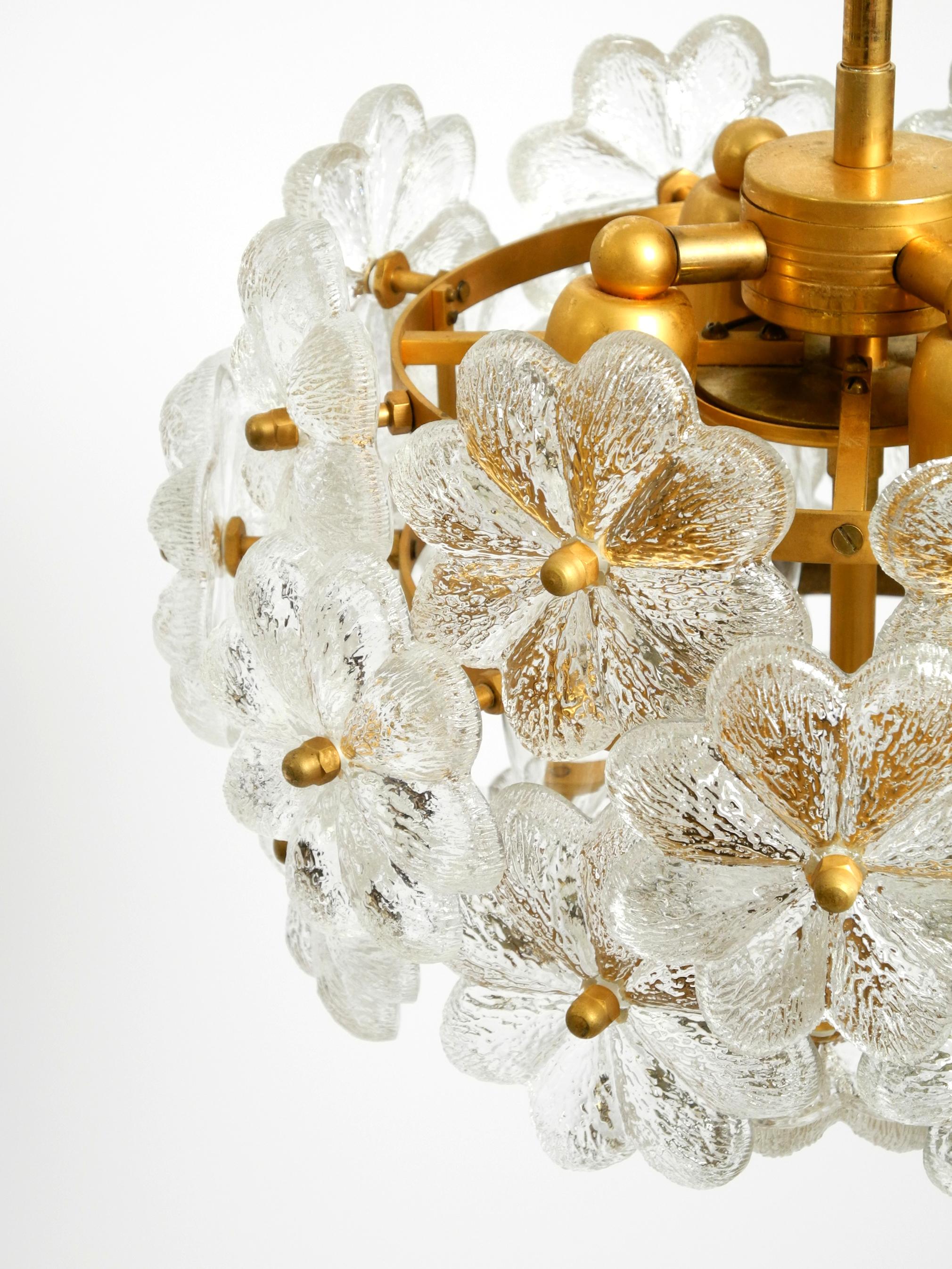 Très rare lourd plafonnier des années 1970 en laiton, cristal, verre et fleur par Ernst Palme en vente 6