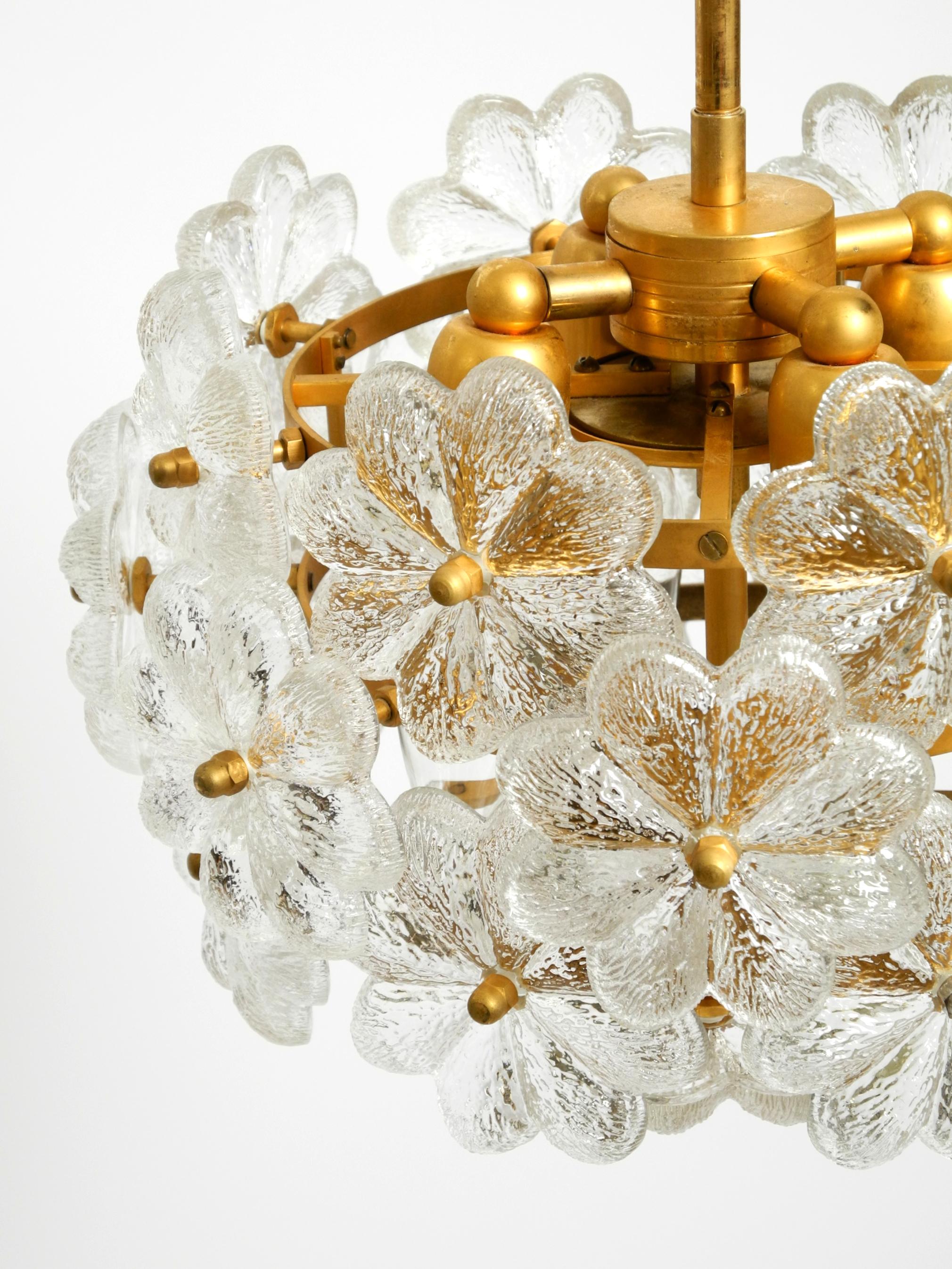 Très rare lourd plafonnier des années 1970 en laiton, cristal, verre et fleur par Ernst Palme en vente 7