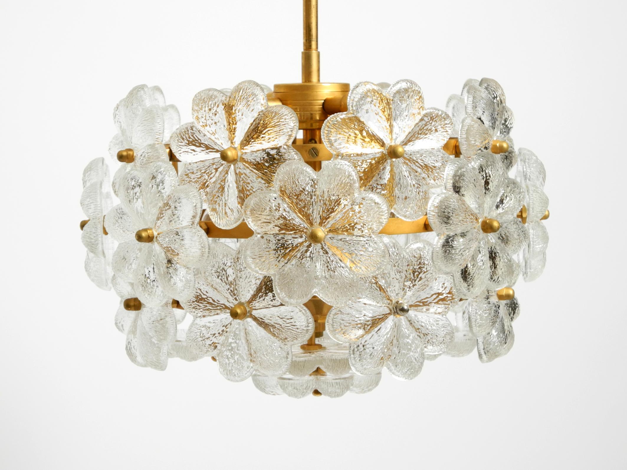 Très rare lourd plafonnier des années 1970 en laiton, cristal, verre et fleur par Ernst Palme en vente 9