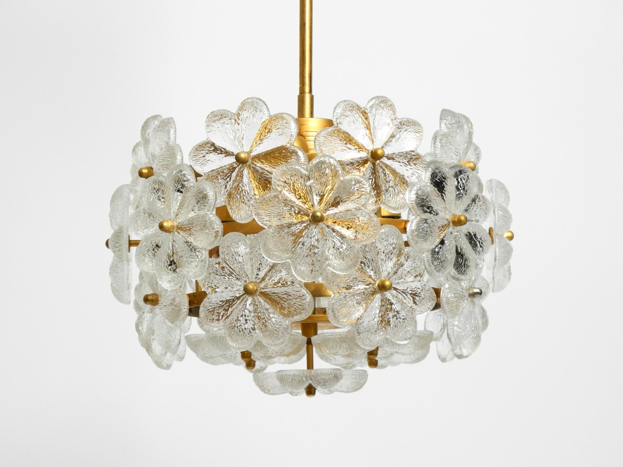 Très rare lourd plafonnier des années 1970 en laiton, cristal, verre et fleur par Ernst Palme en vente 10