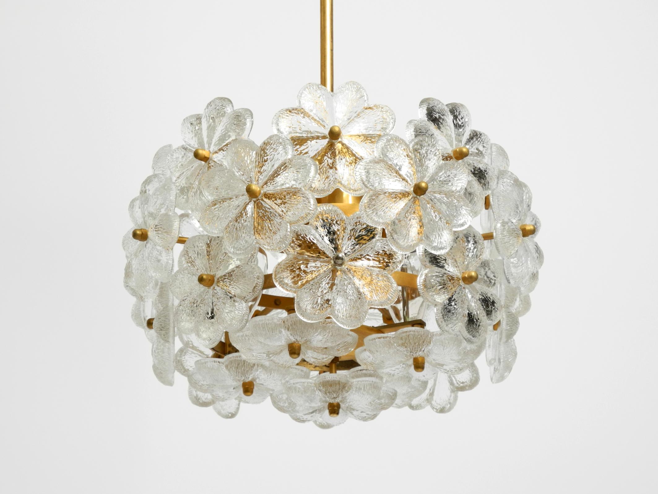 Regency Très rare lourd plafonnier des années 1970 en laiton, cristal, verre et fleur par Ernst Palme en vente