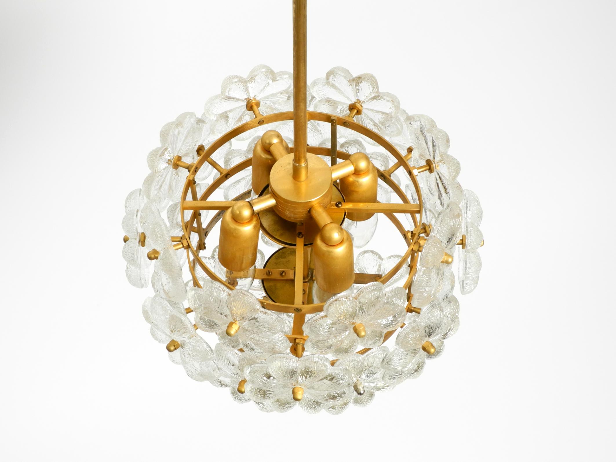 Très rare lourd plafonnier des années 1970 en laiton, cristal, verre et fleur par Ernst Palme Bon état - En vente à München, DE